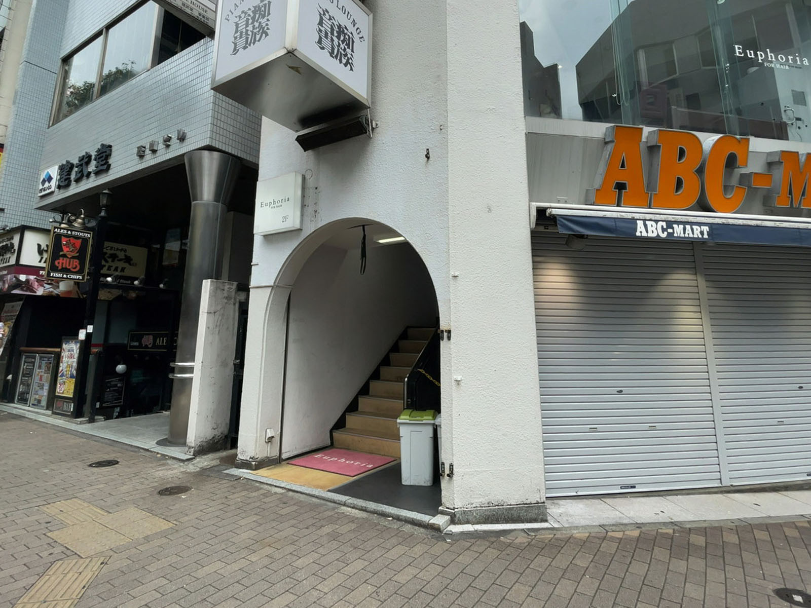 テナント出入り口