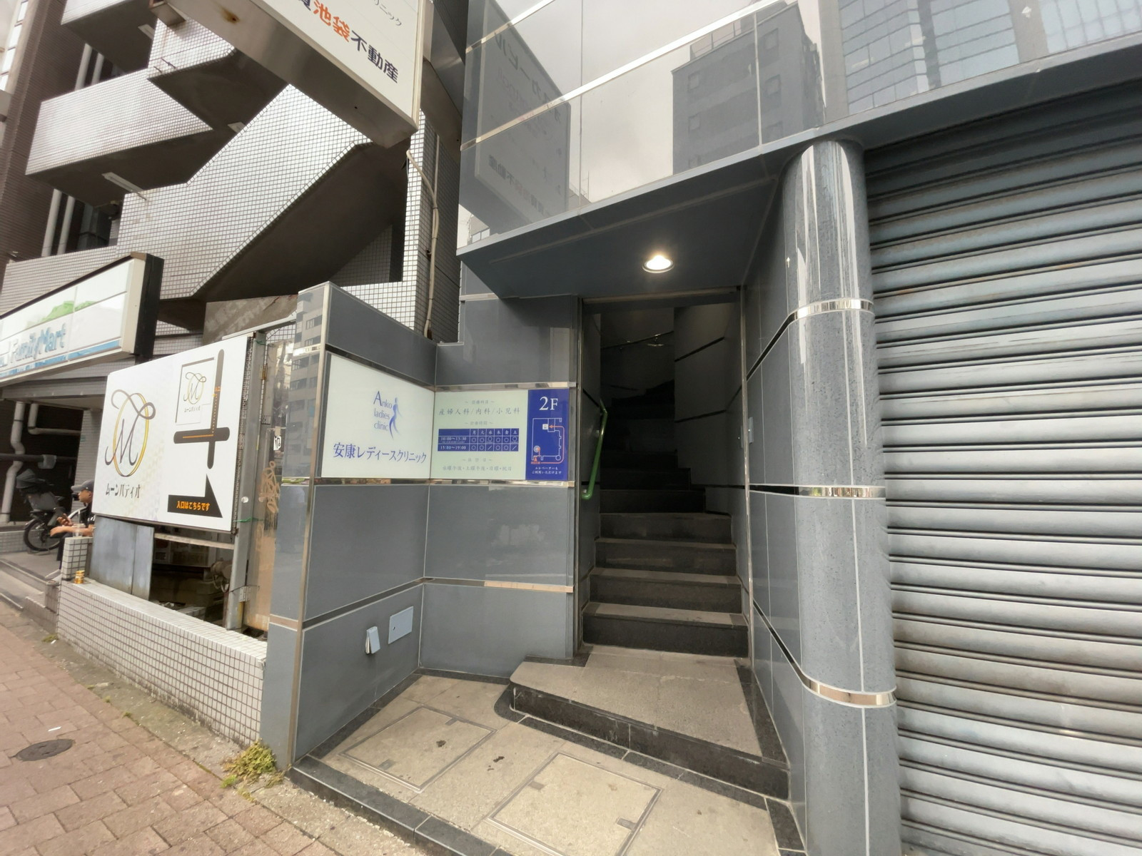 テナント出入り口