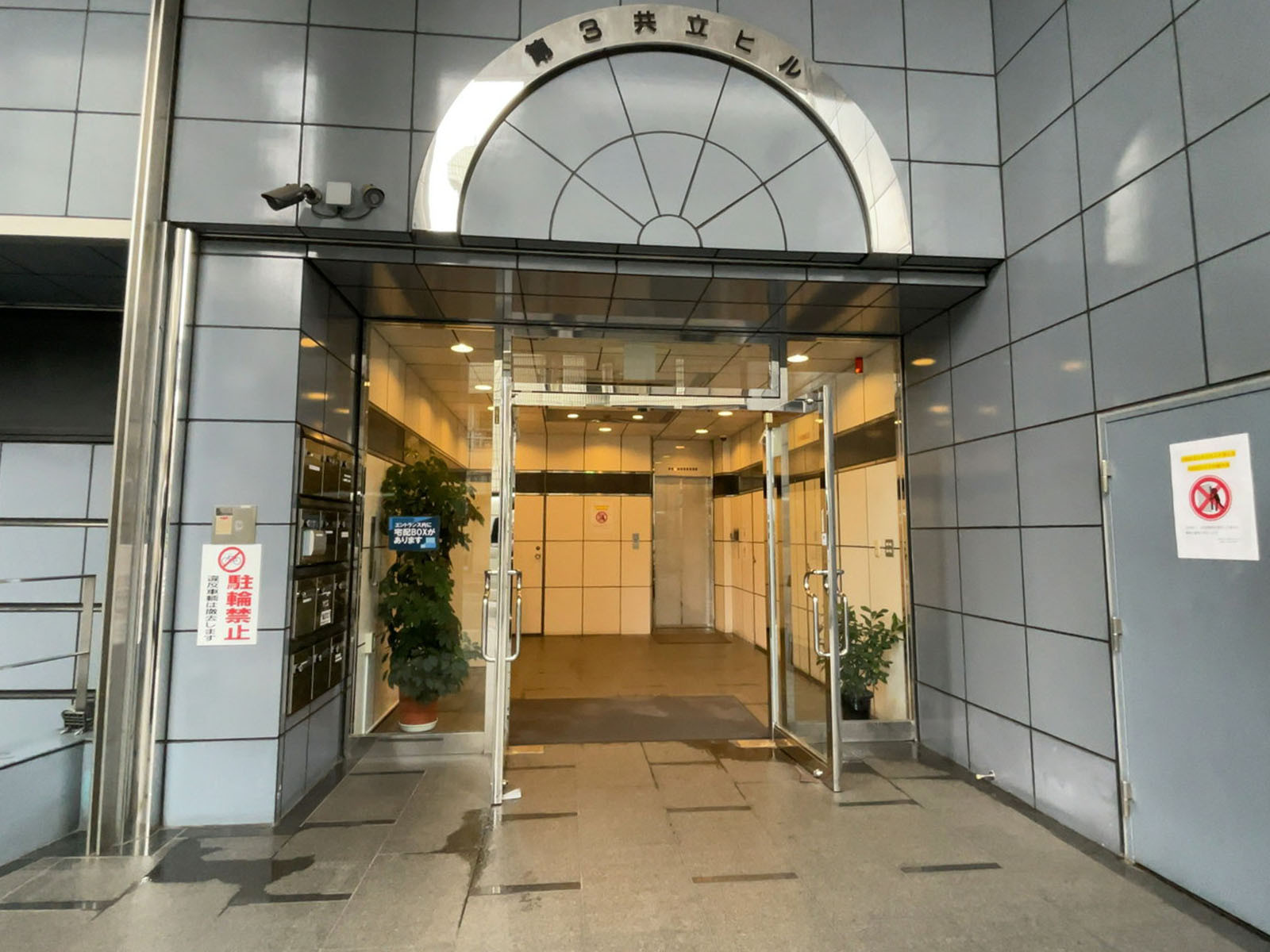 オフィスビル出入口