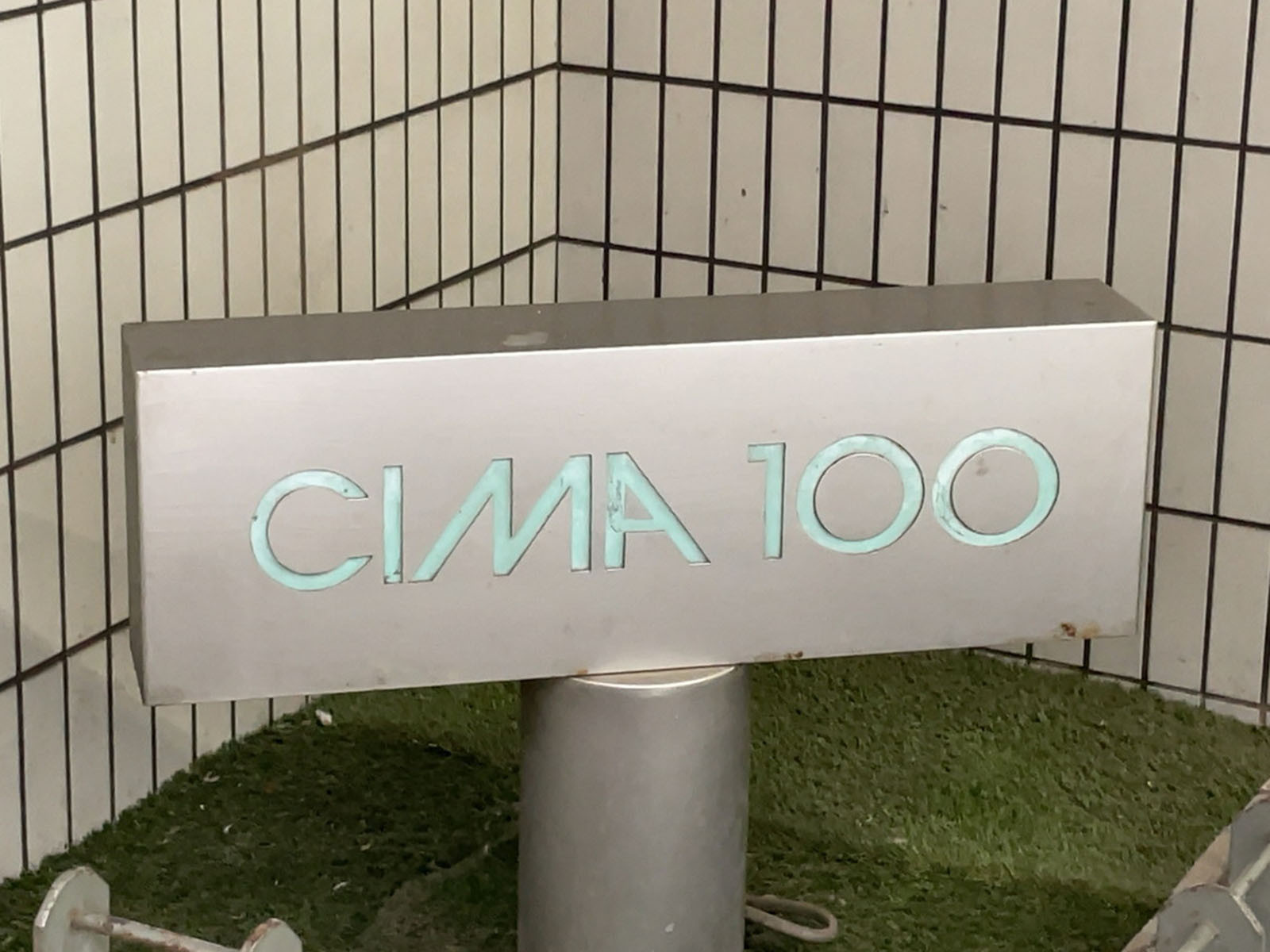 ネームプレート：CIMA100
