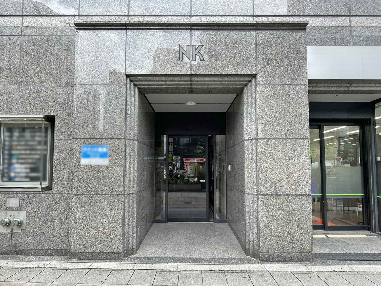 オフィスビル出入口