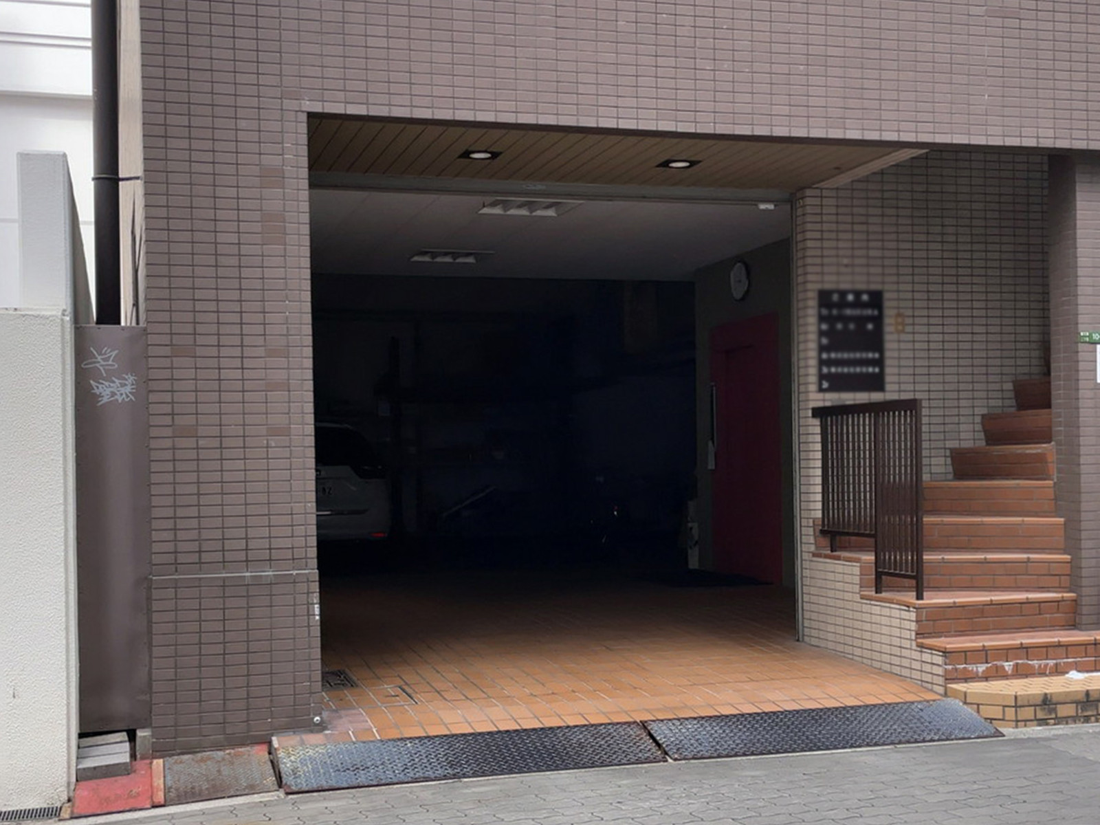 オフィスビル出入口