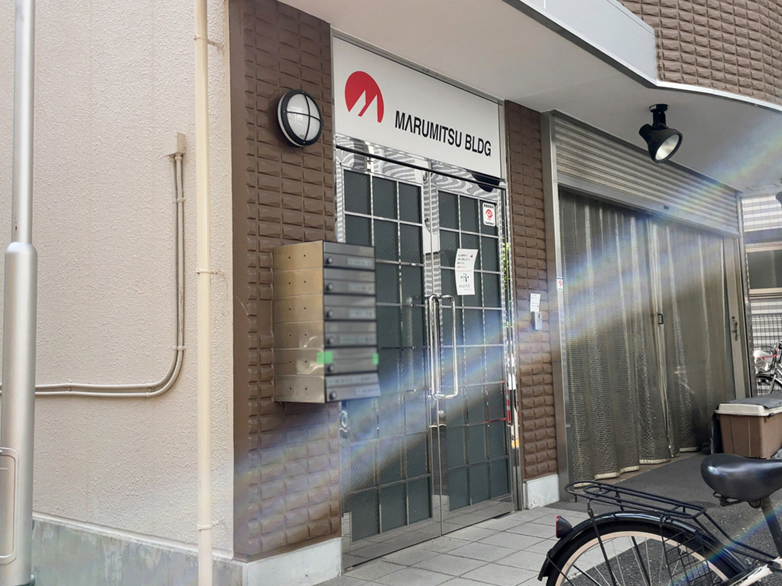 オフィスビル出入口