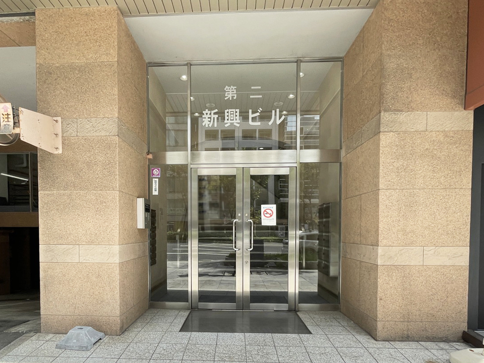 オフィスビル出入口