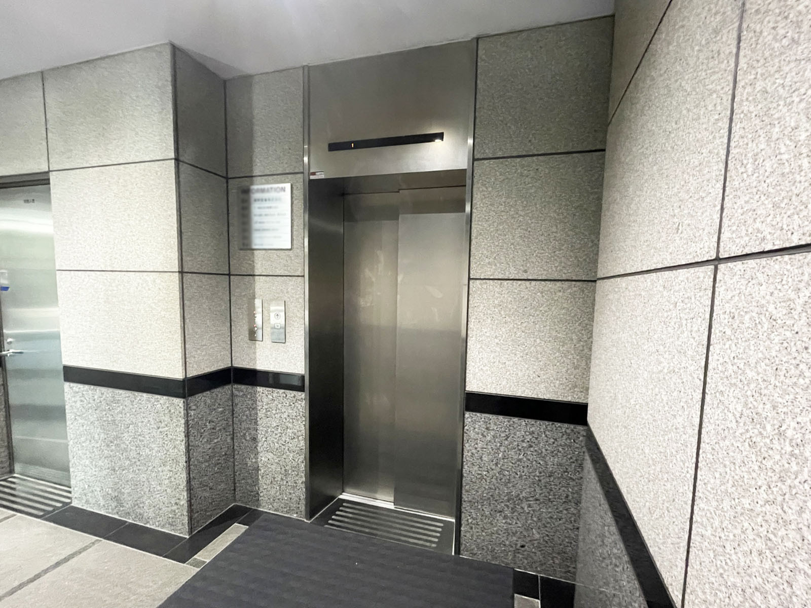 エレベーター1基