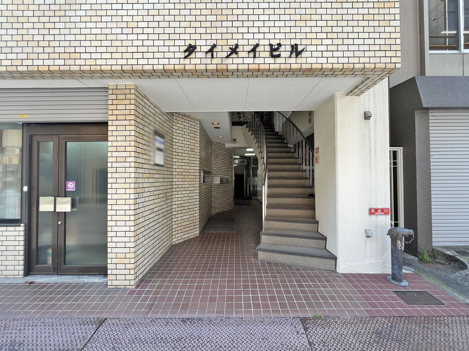 オフィスビル出入口