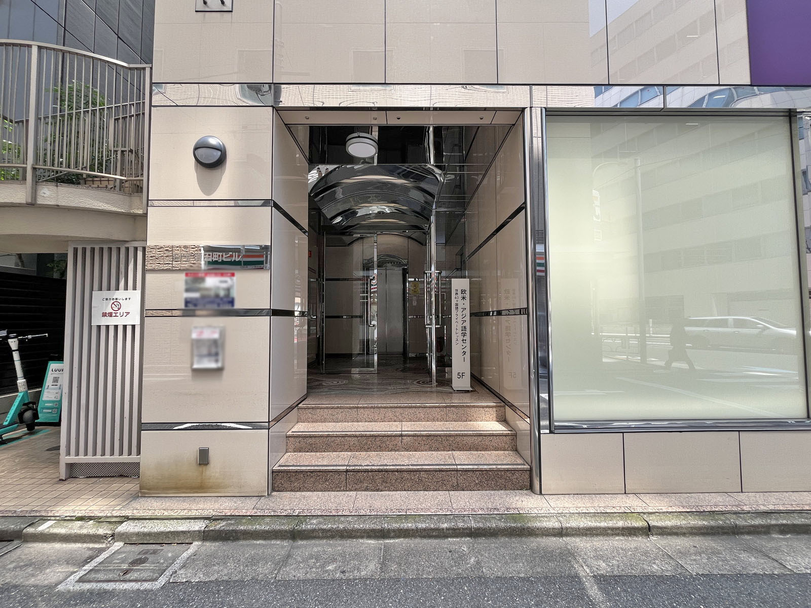 オフィスビル出入口