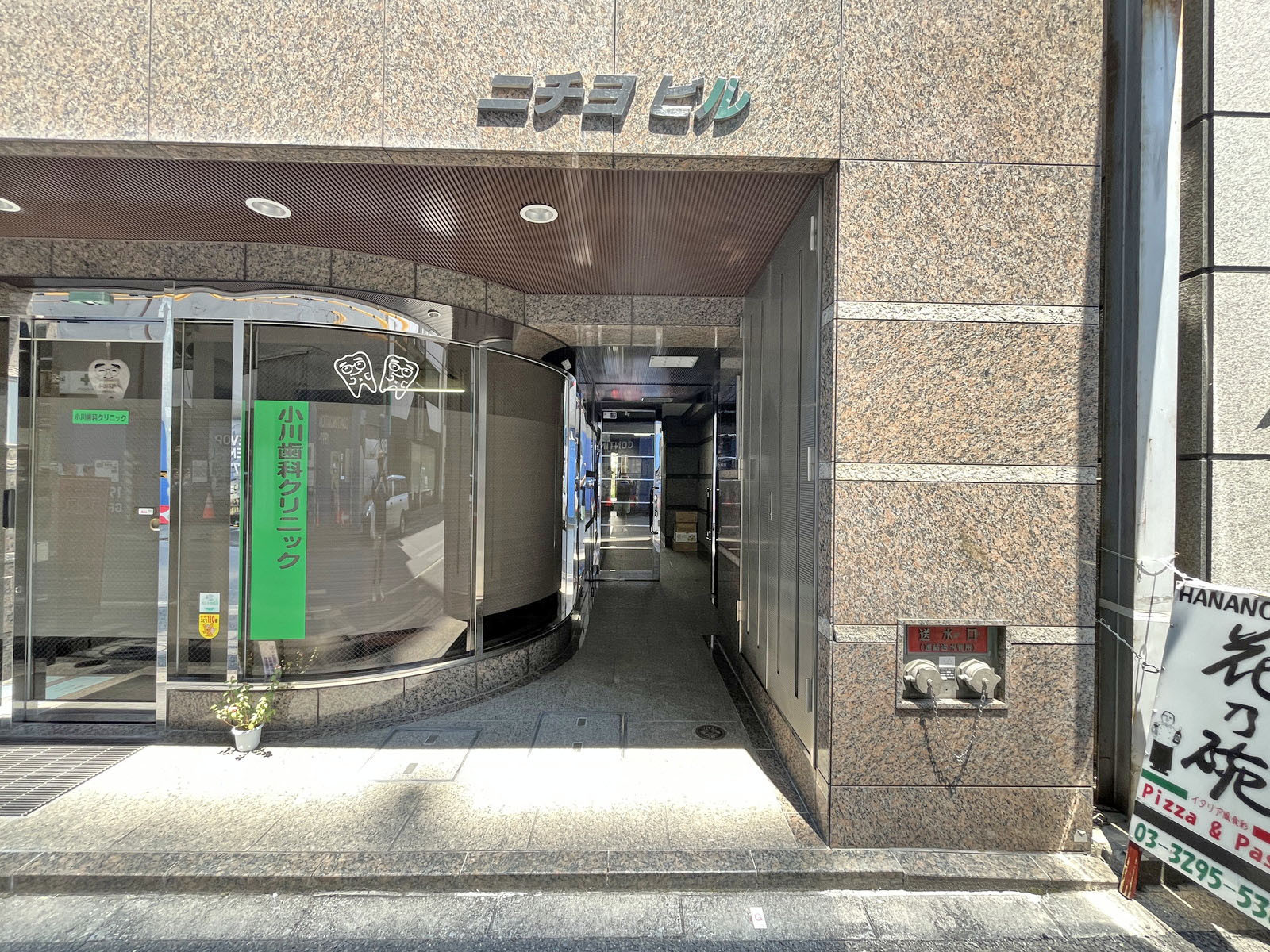 オフィスビル出入口