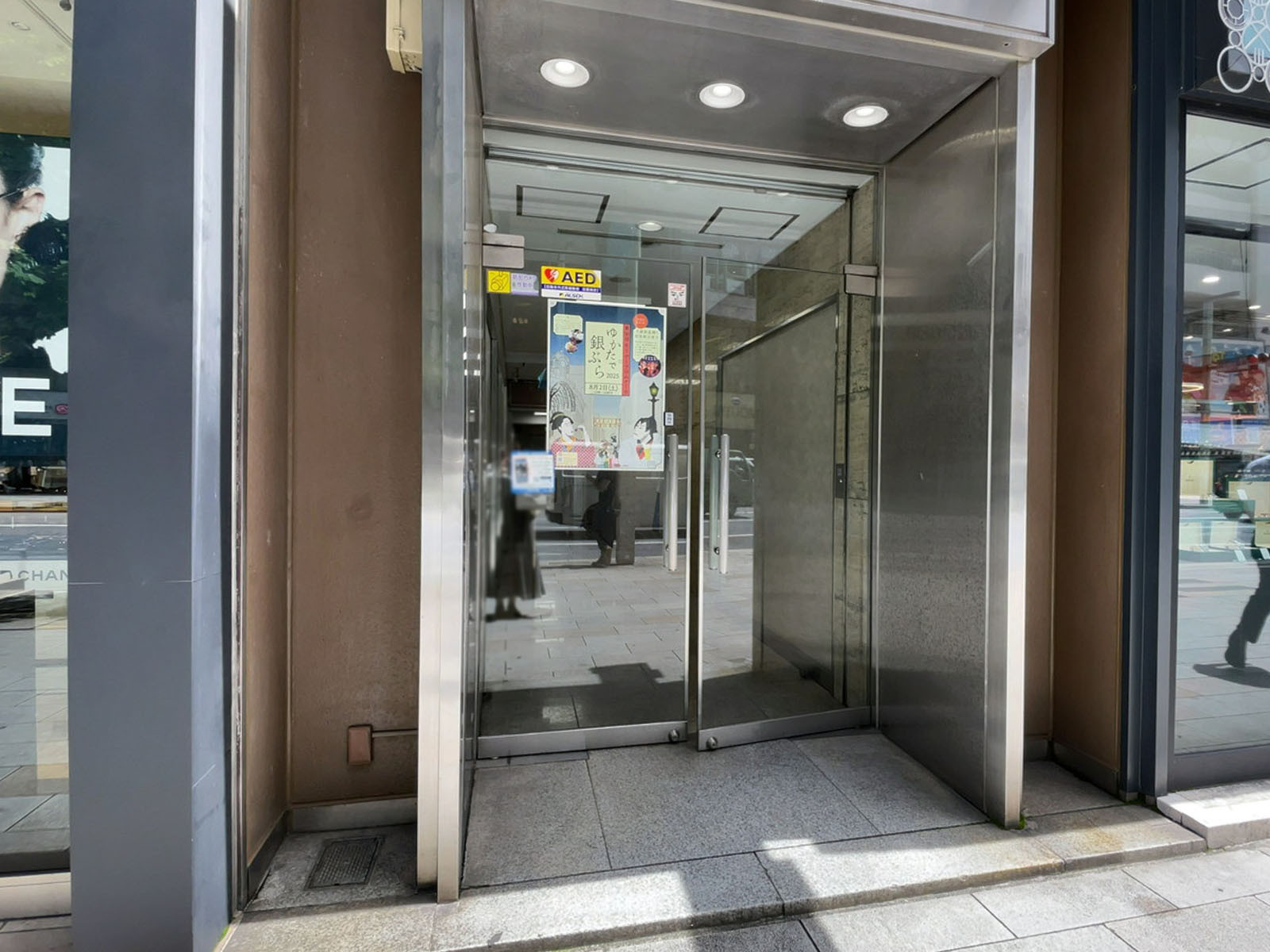 オフィスビル出入口