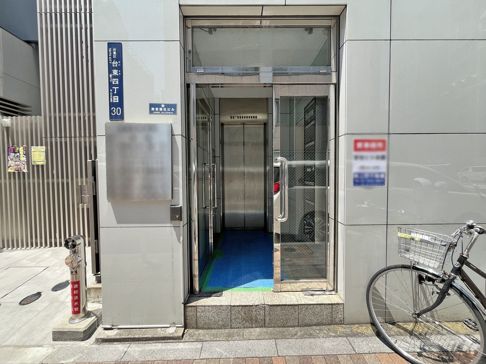 オフィスビル出入口