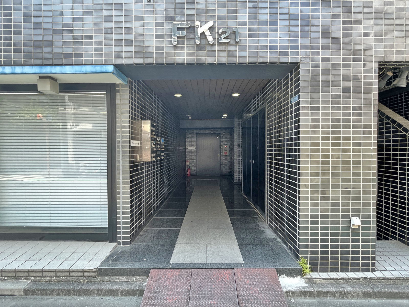 オフィスビル出入口