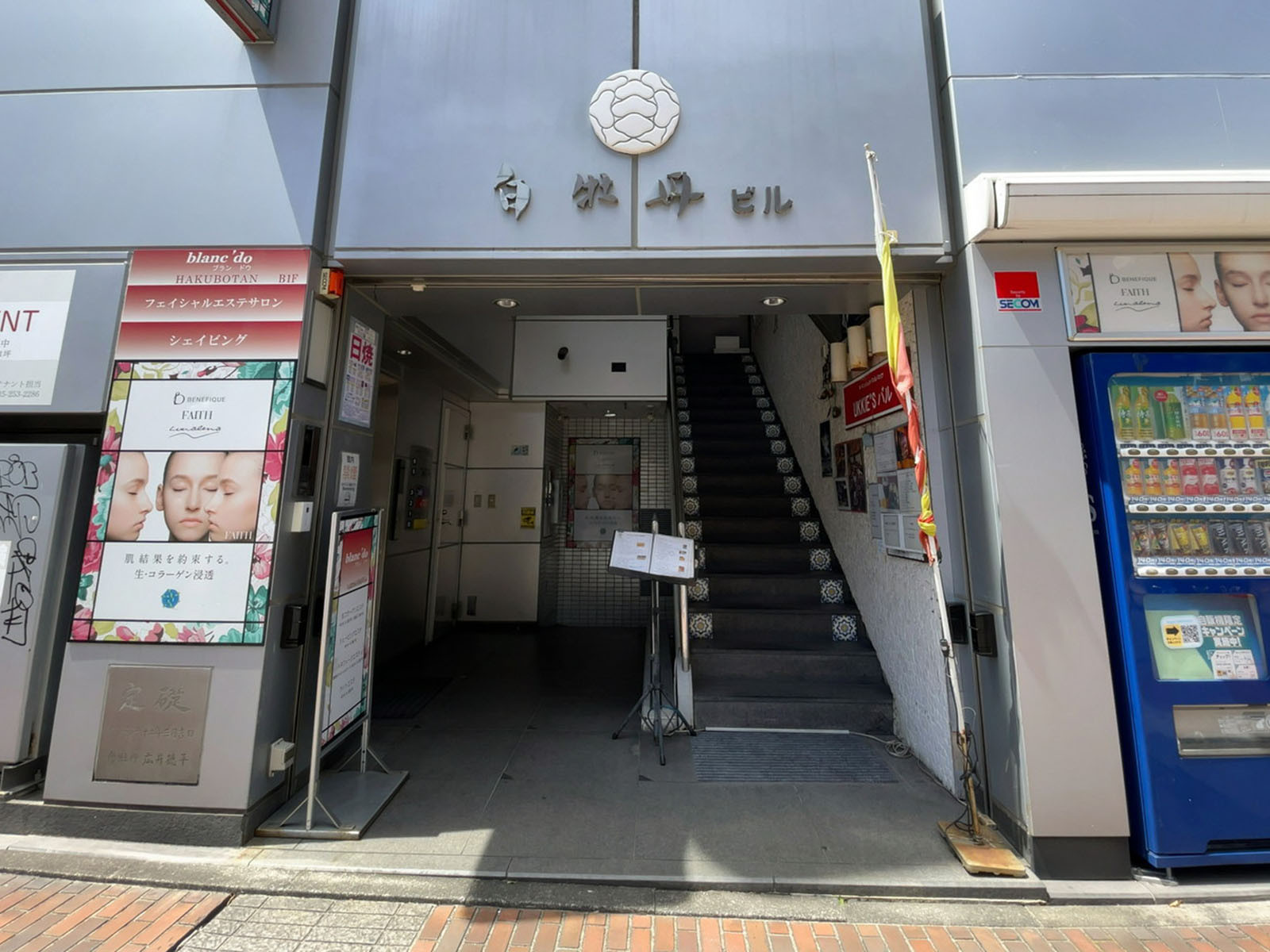 オフィスビル出入口