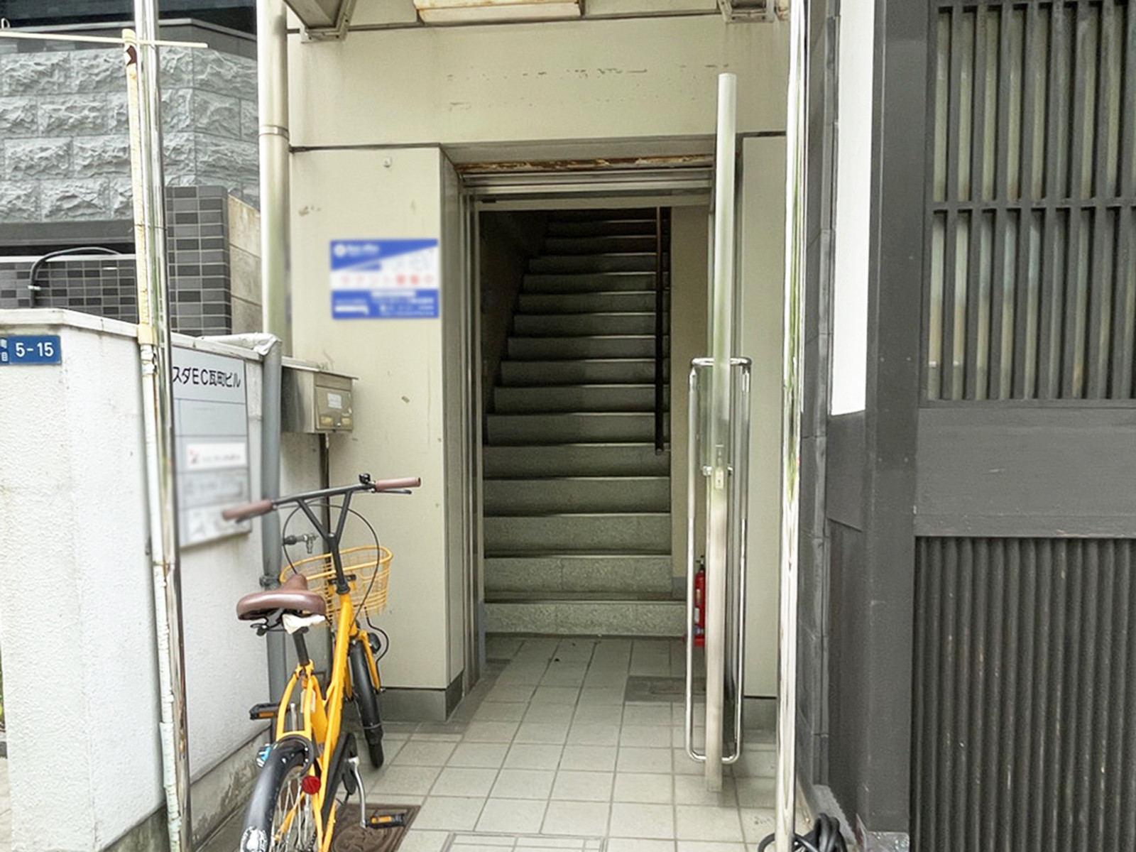 オフィスビル出入口