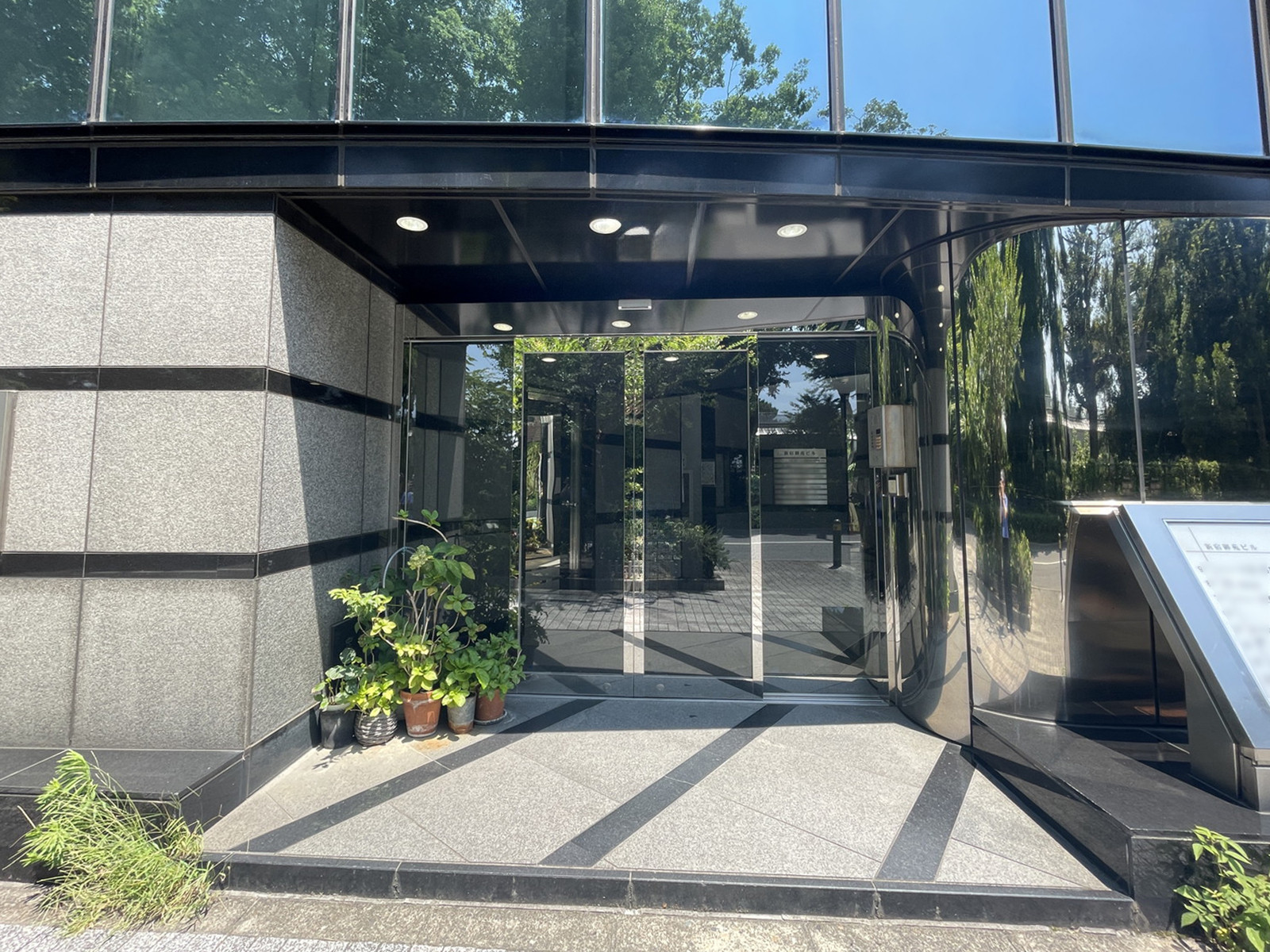 オフィスビル出入口