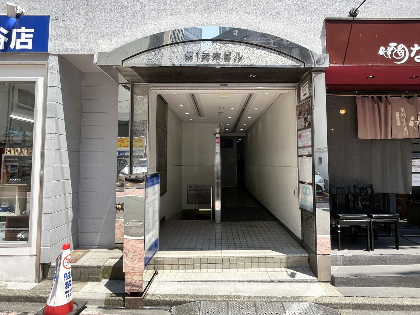 オフィスビル出入口