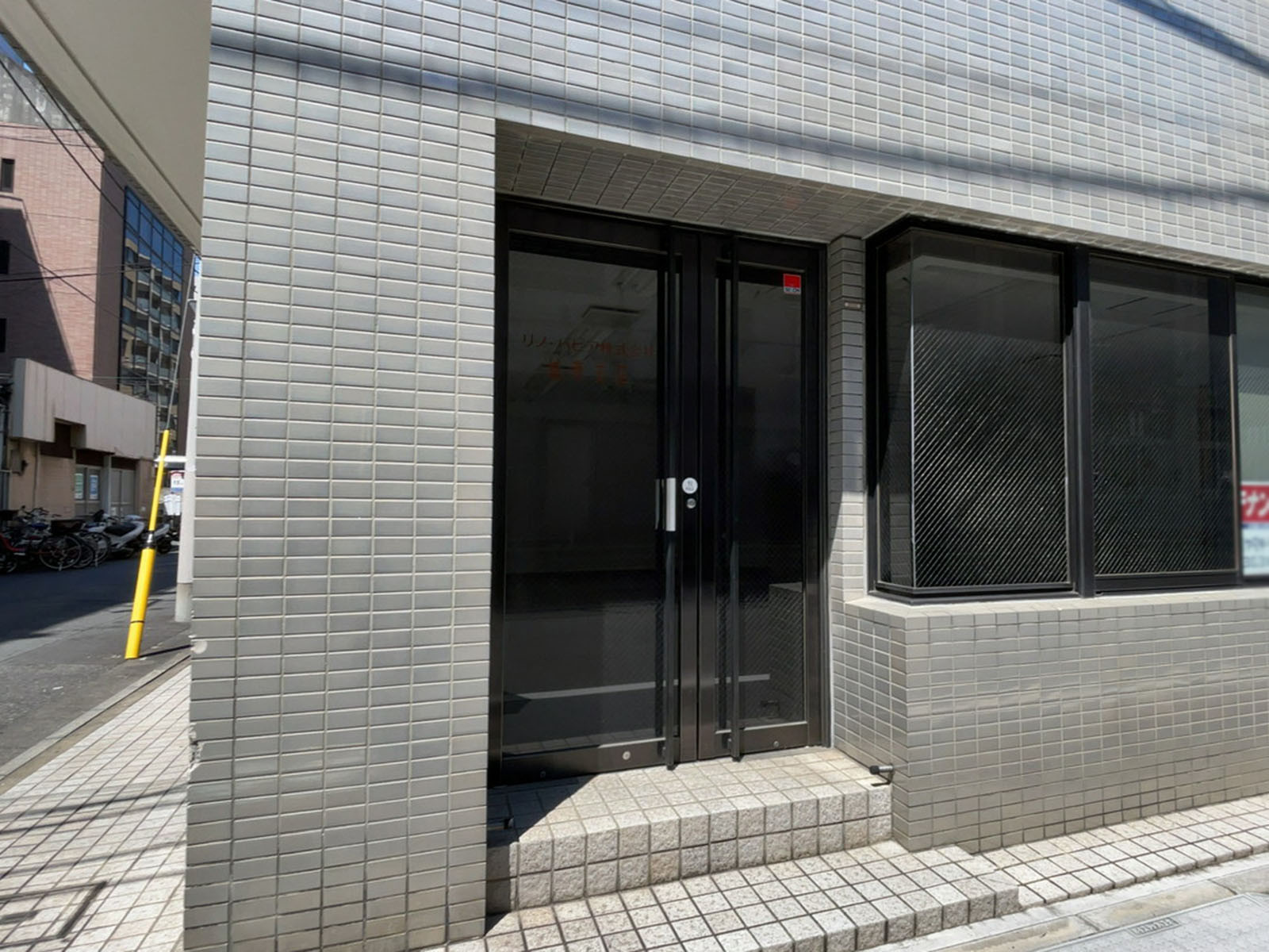 1階テナント出入り口