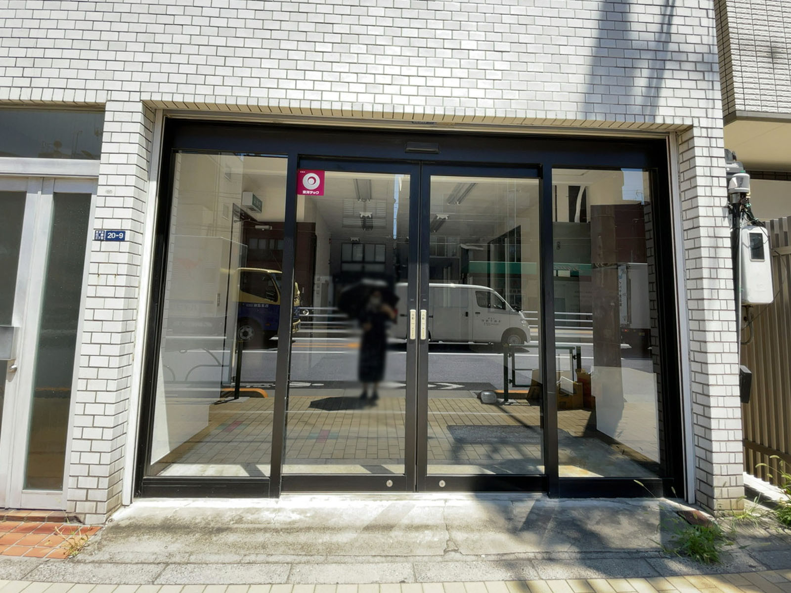 1階テナント出入り口