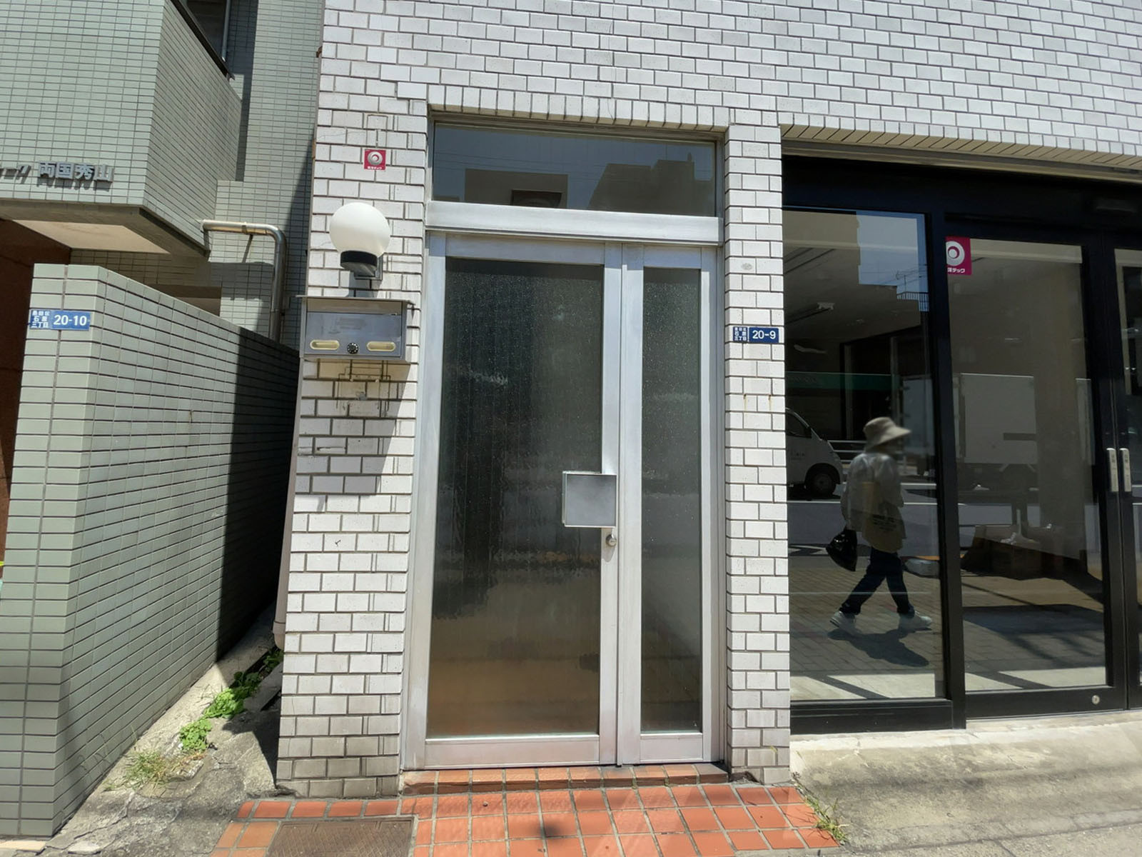 オフィスビル出入口
