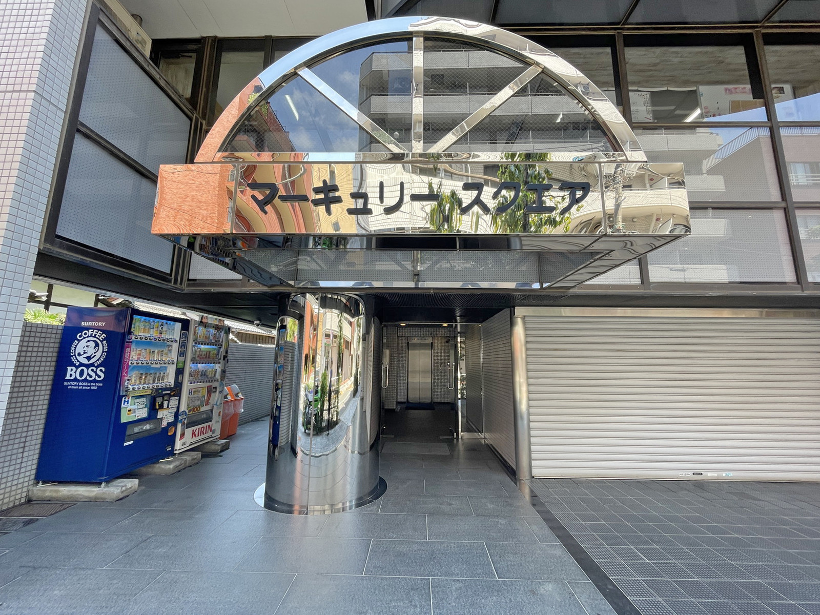オフィスビル出入口