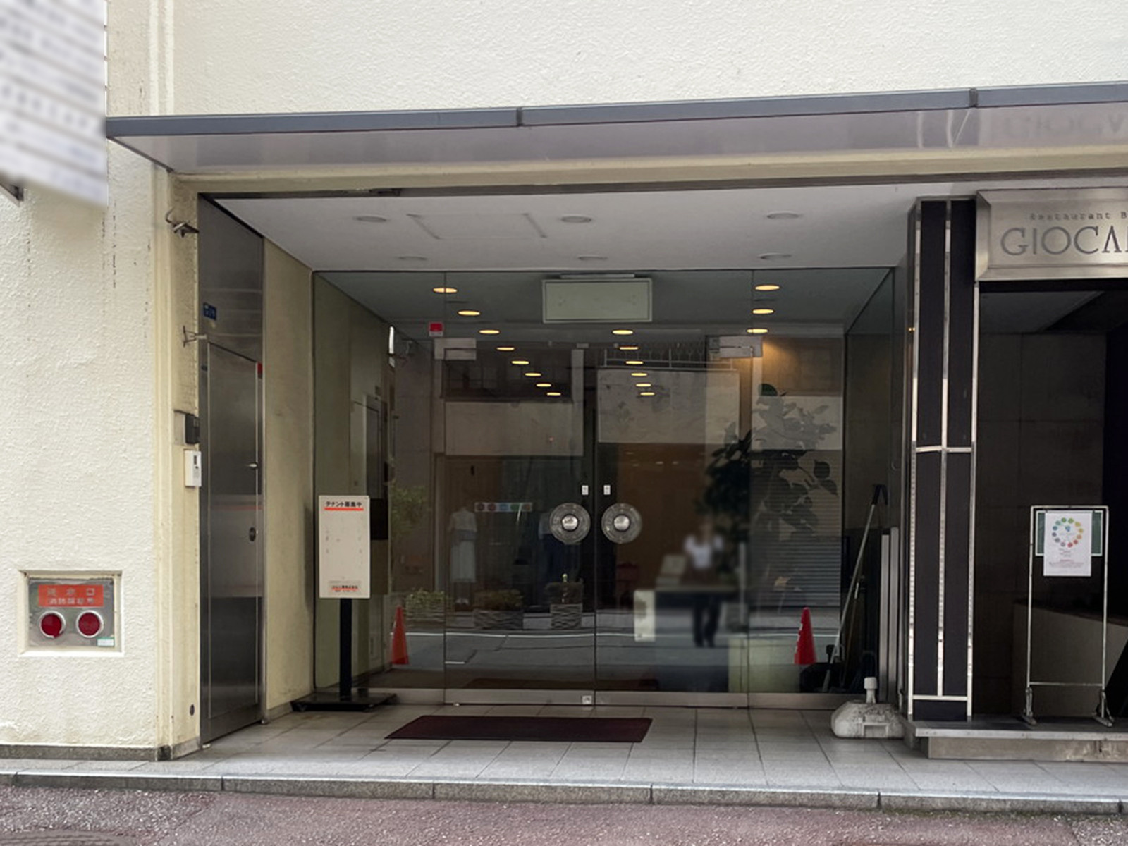 オフィスビル出入口
