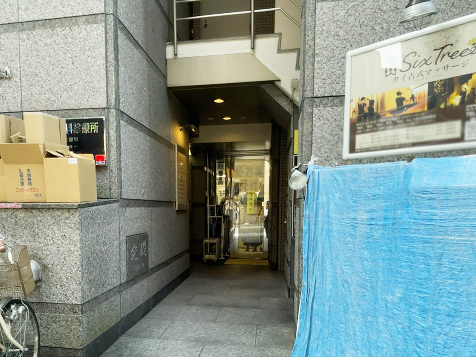 オフィスビル出入口