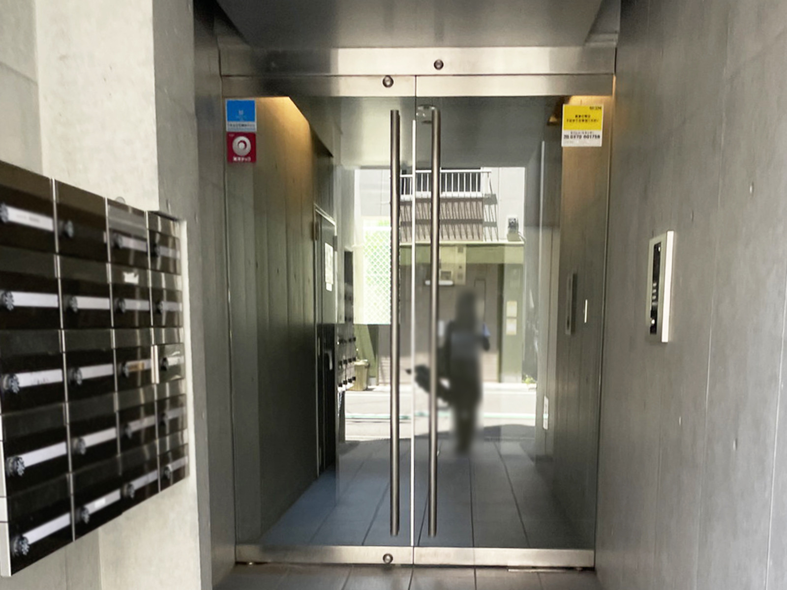 オフィスビル出入口