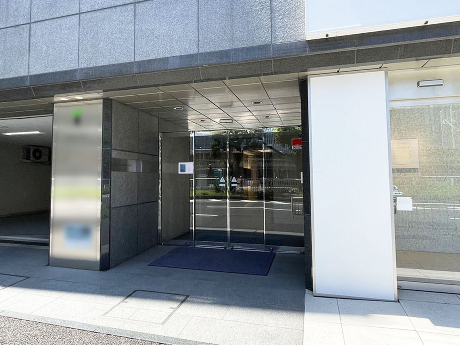 オフィスビル出入口