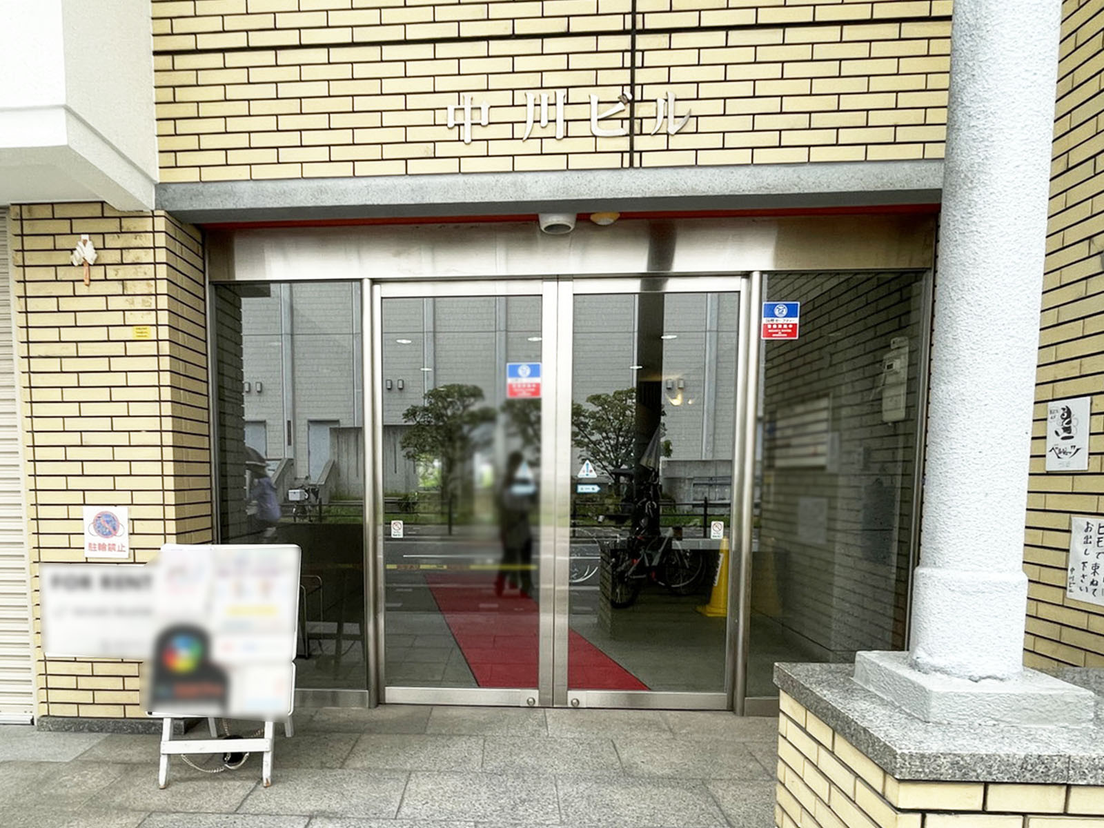 オフィスビル出入口