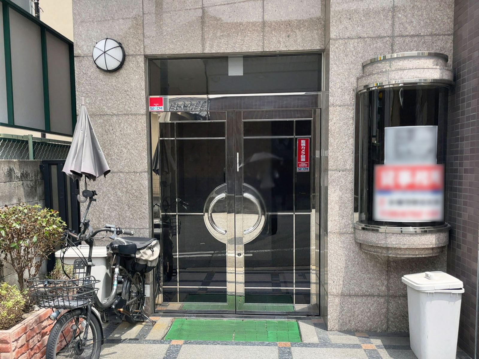 オフィスビル出入口