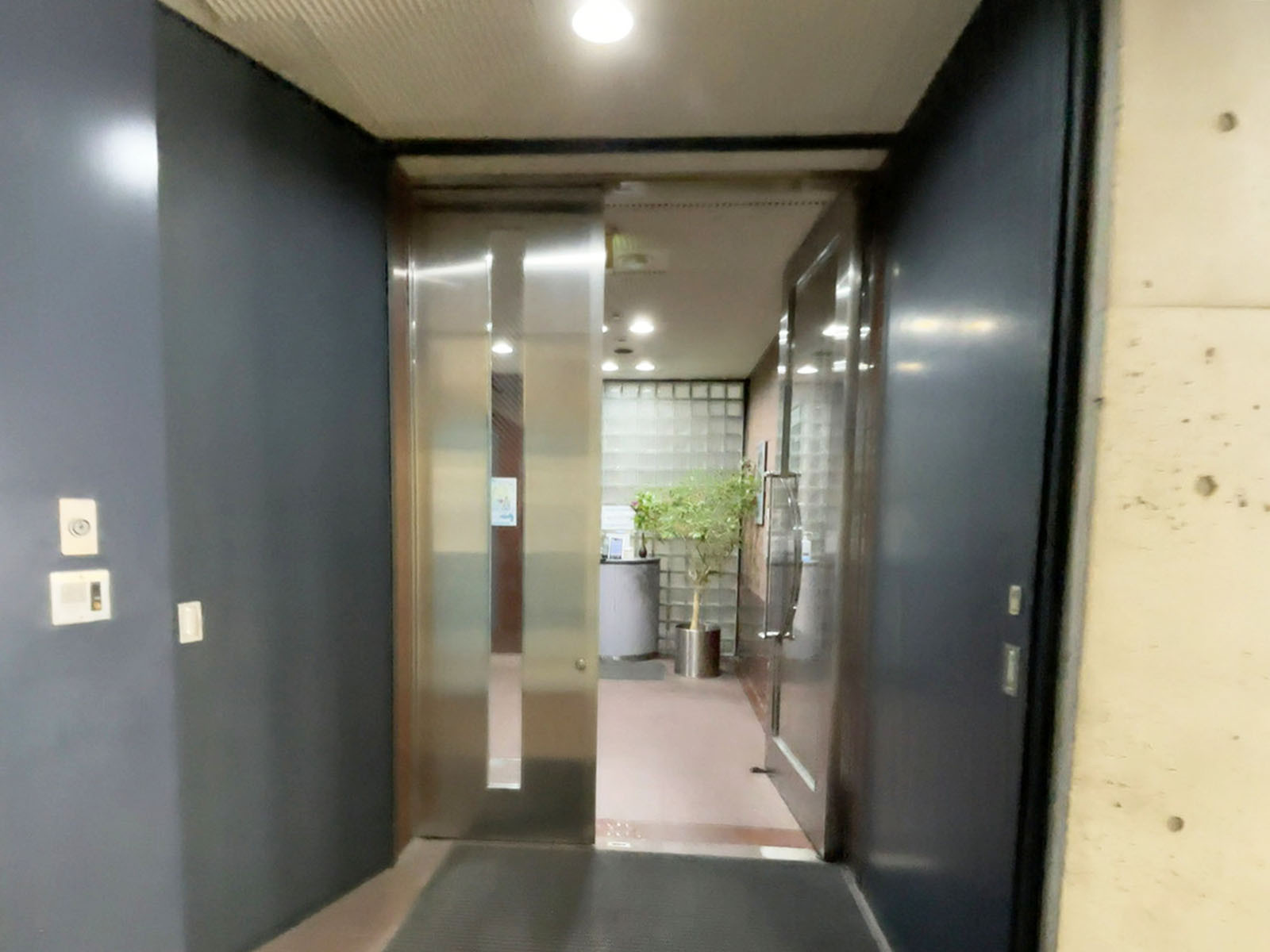 オフィスビル出入口