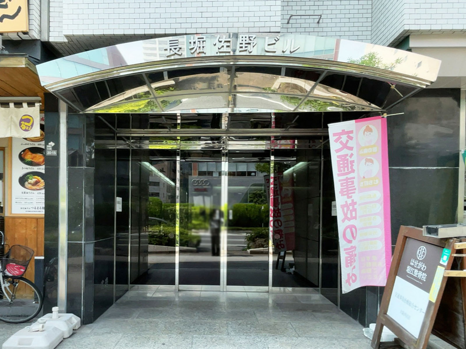 オフィスビル出入口