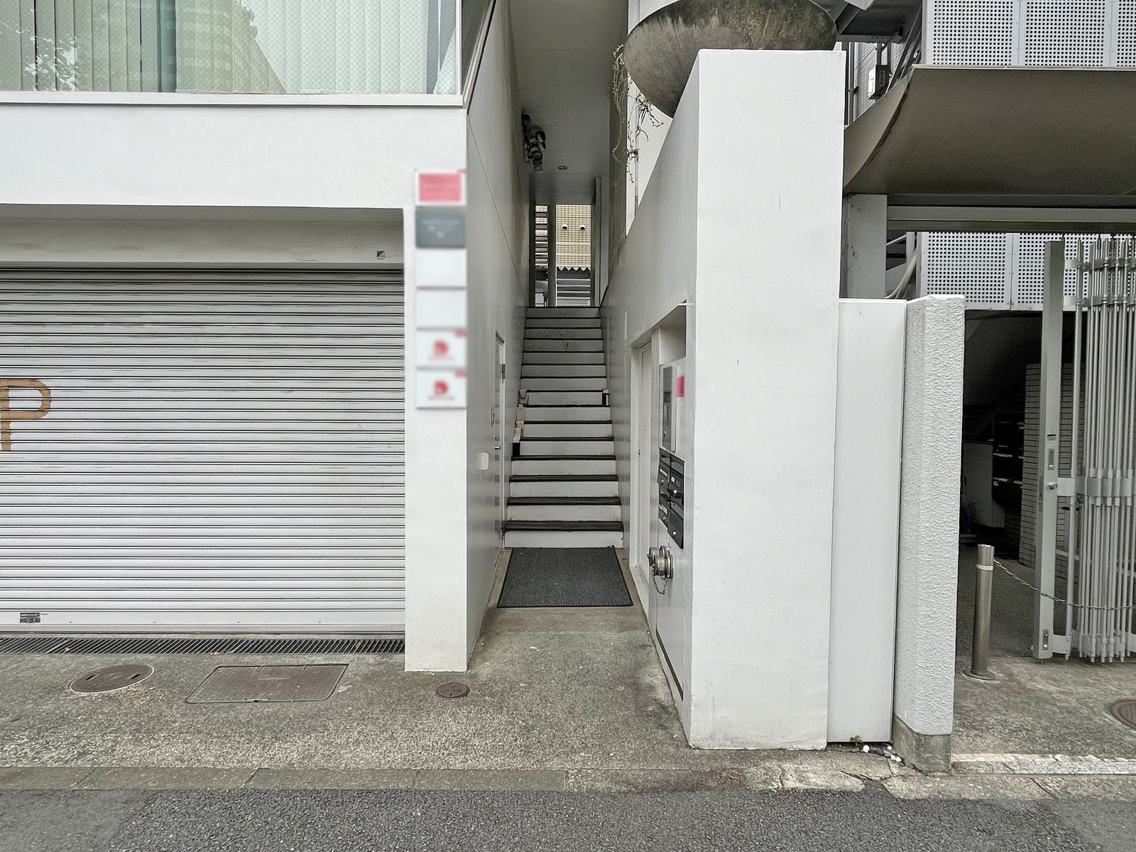 オフィスビル出入口