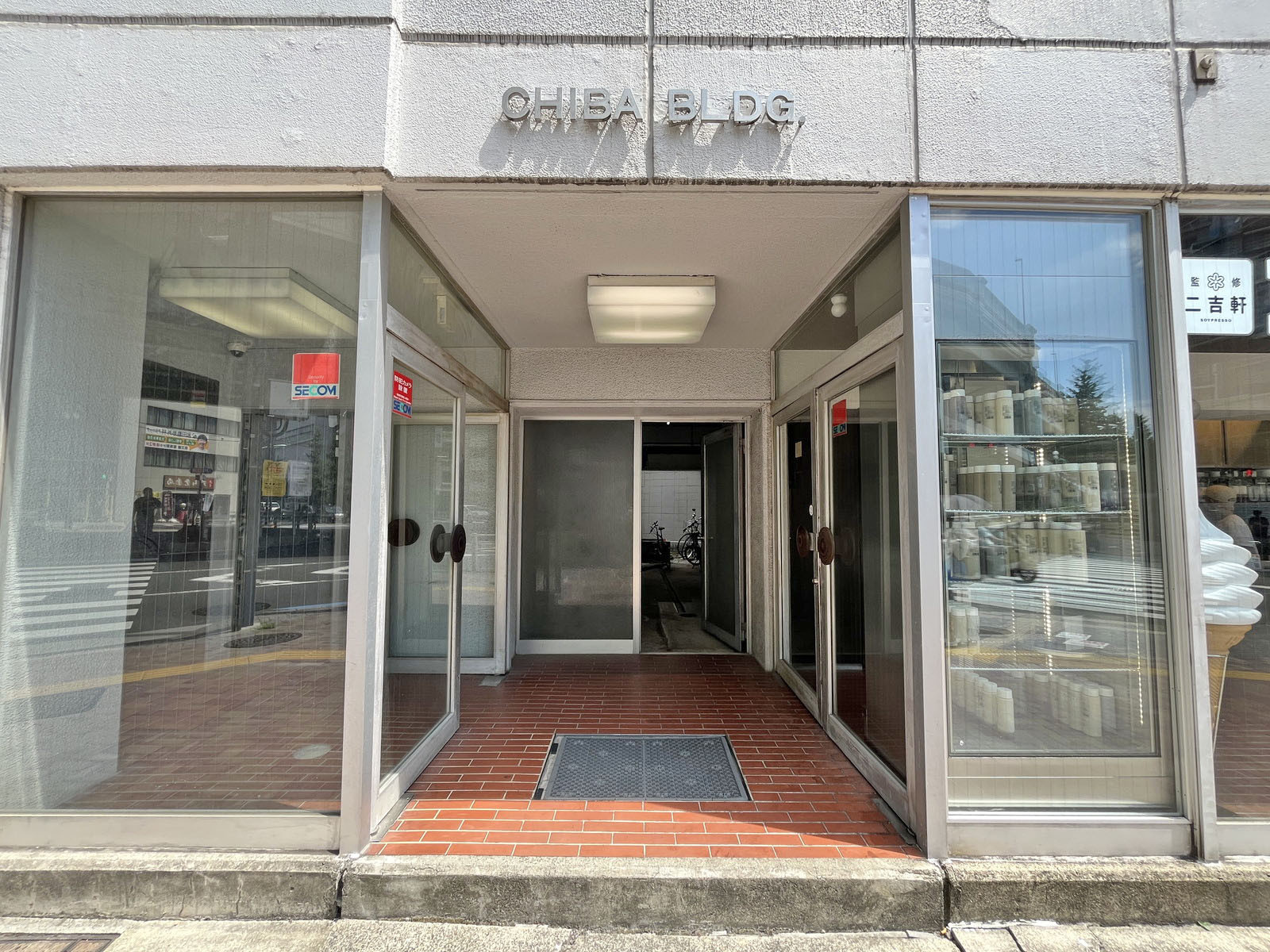 オフィスビル出入口