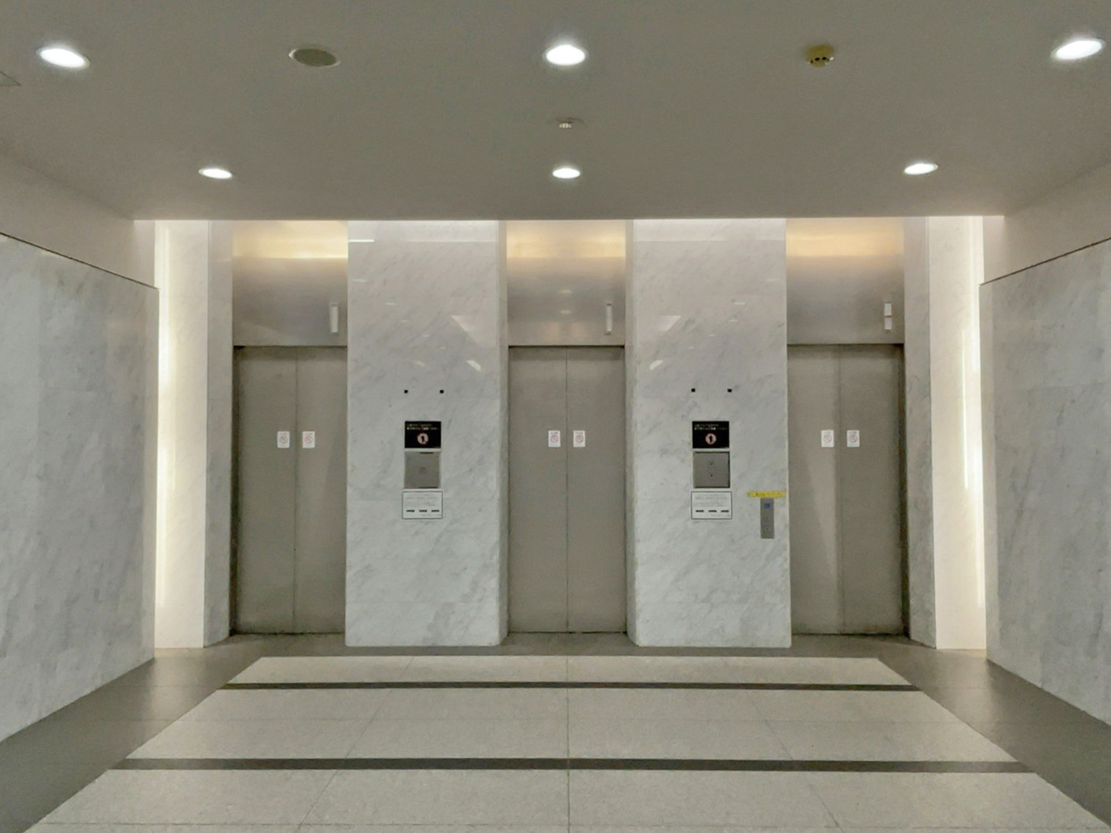 エレベーター(3基)