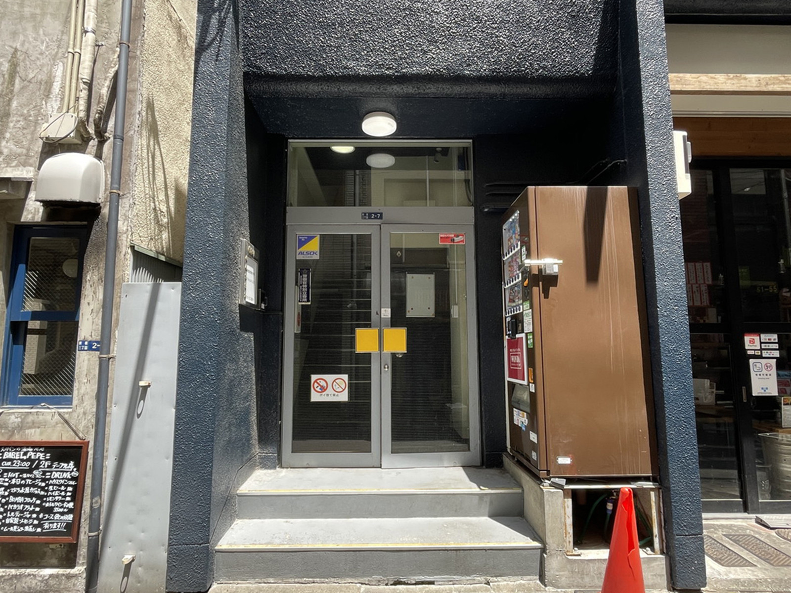 オフィスビル出入口