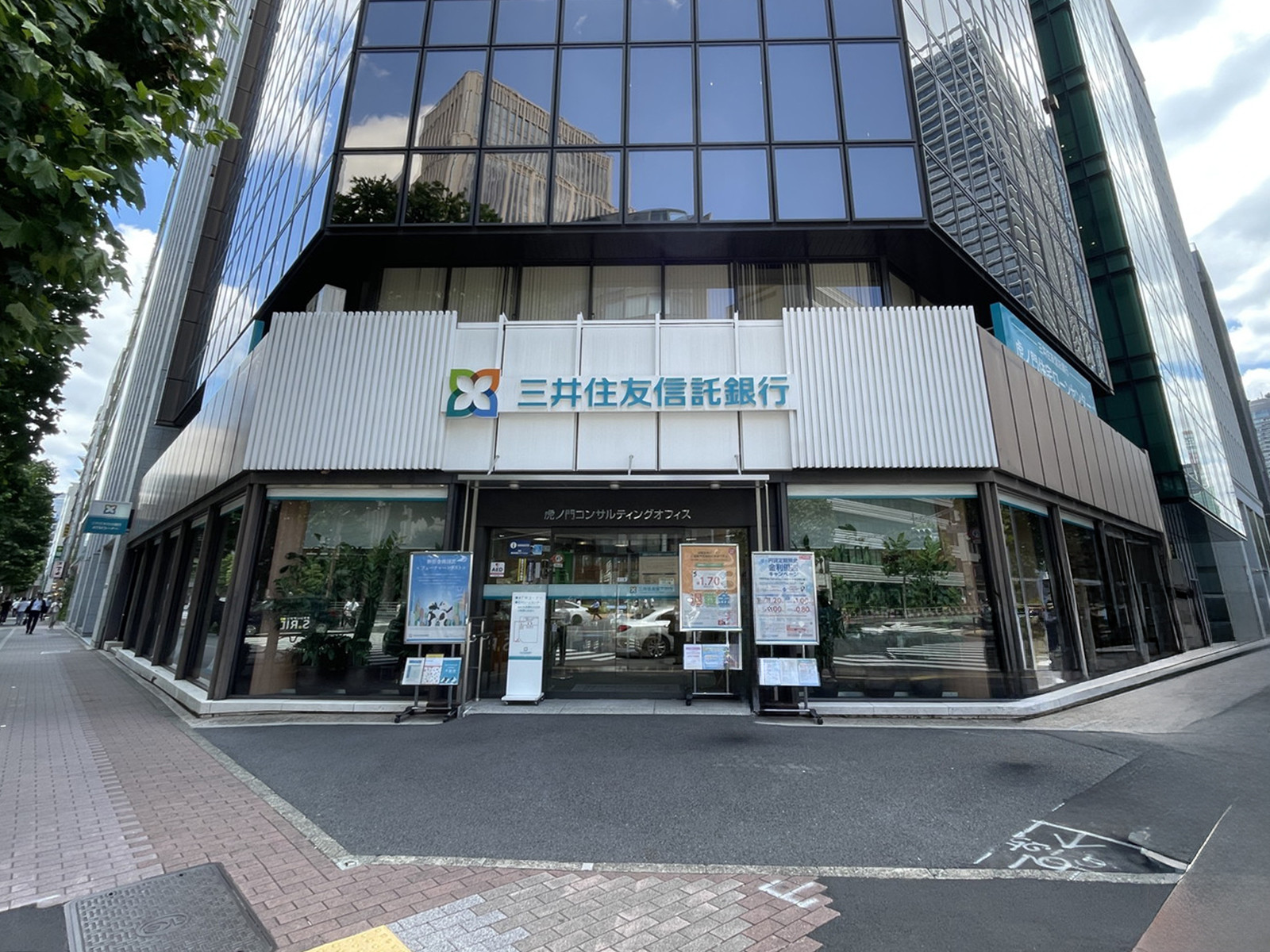 1階の三井住友信託銀行 虎ノ門住宅ローンセンター