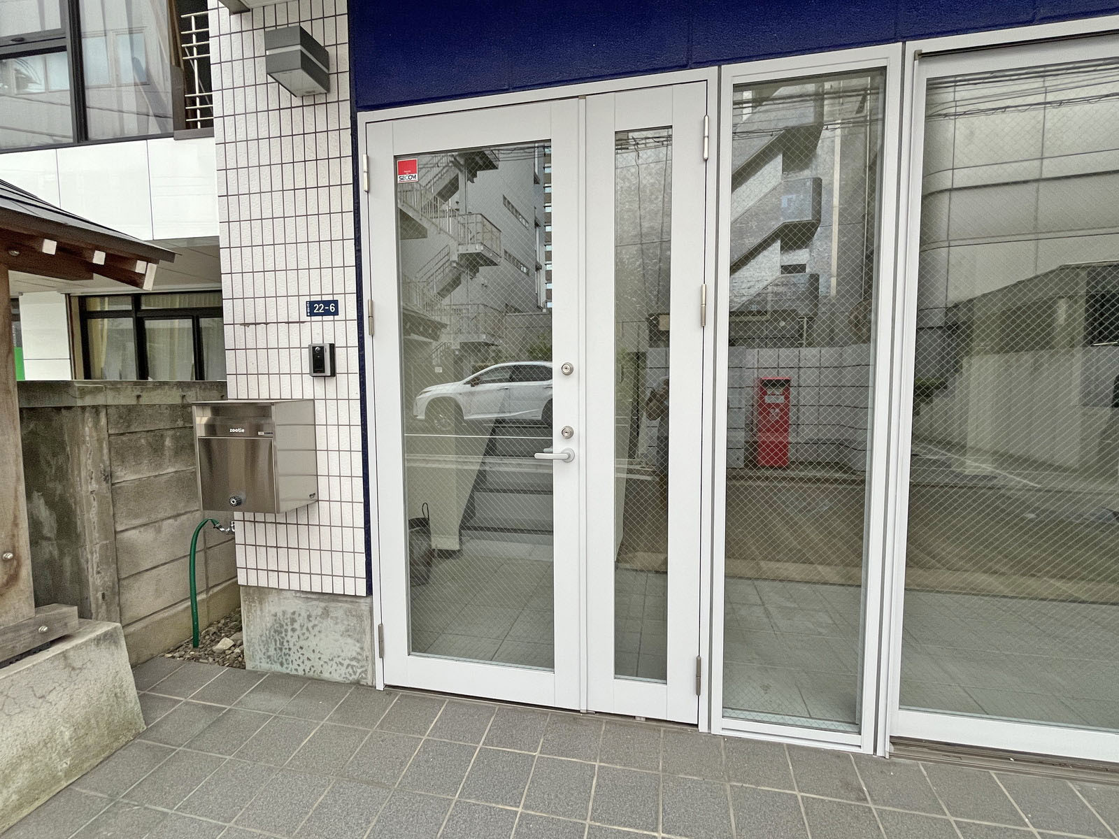 オフィスビル出入口