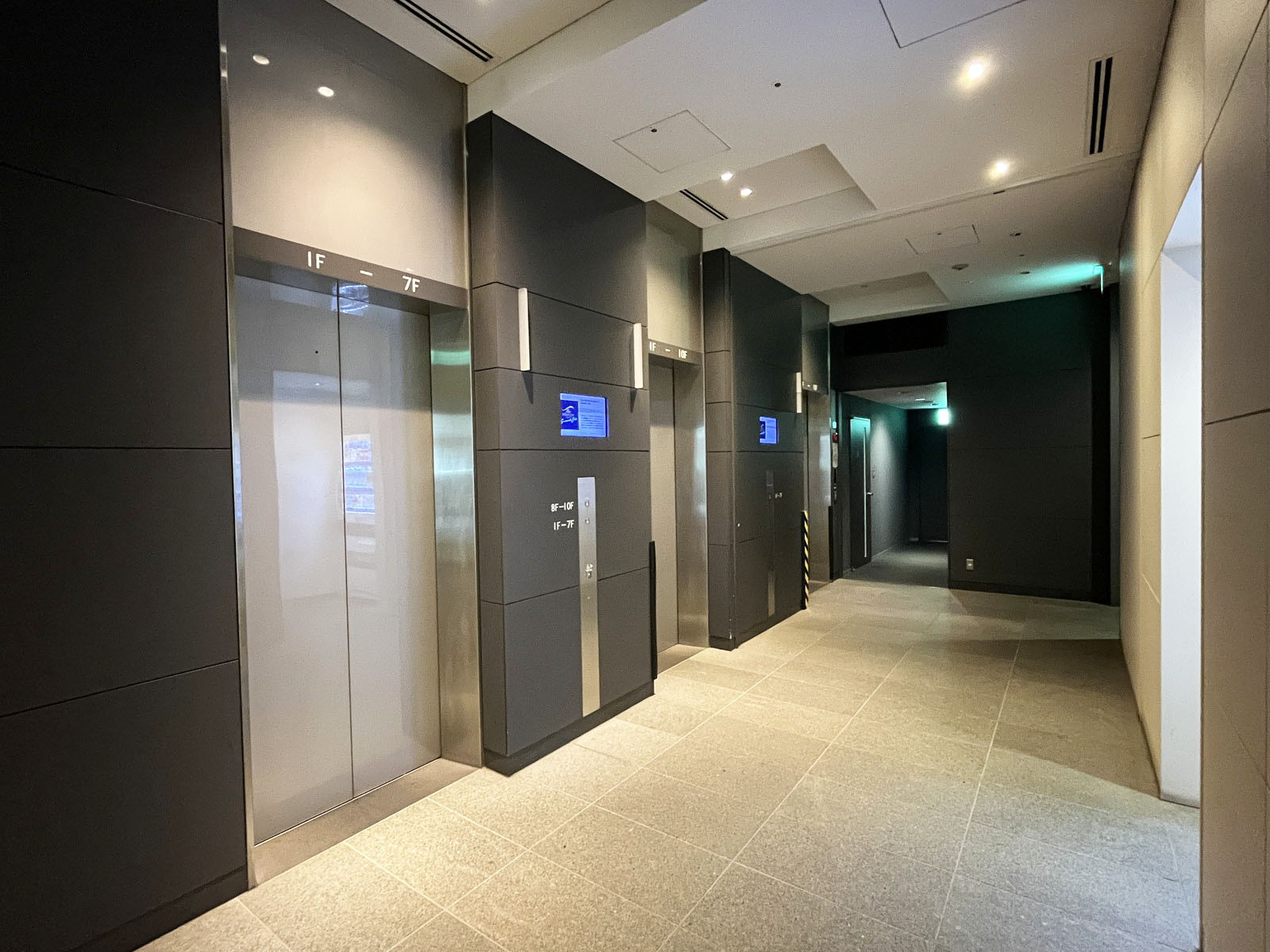 エレベーター（3基）