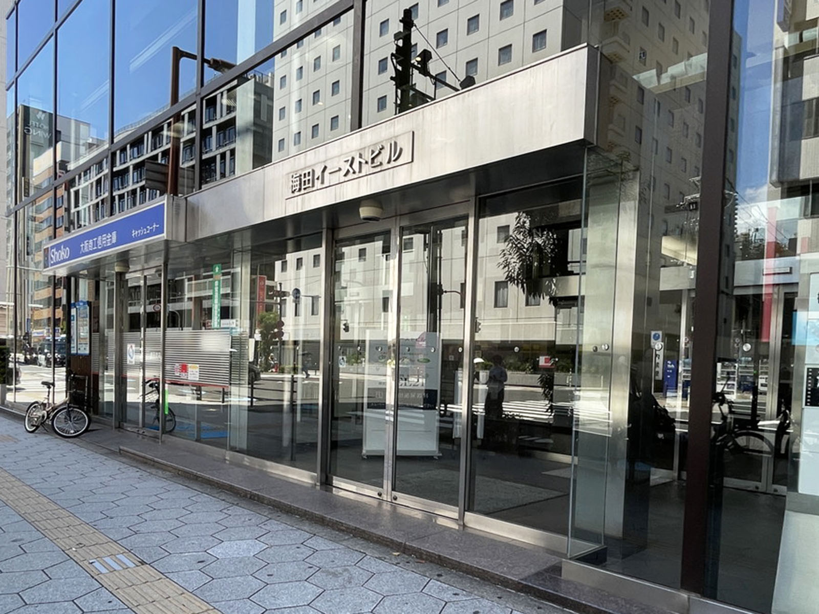 オフィスビル出入口