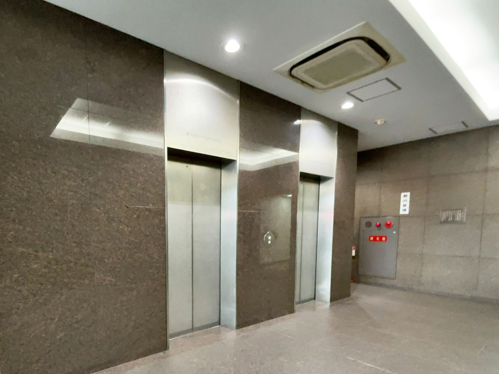 エレベーター(2基)