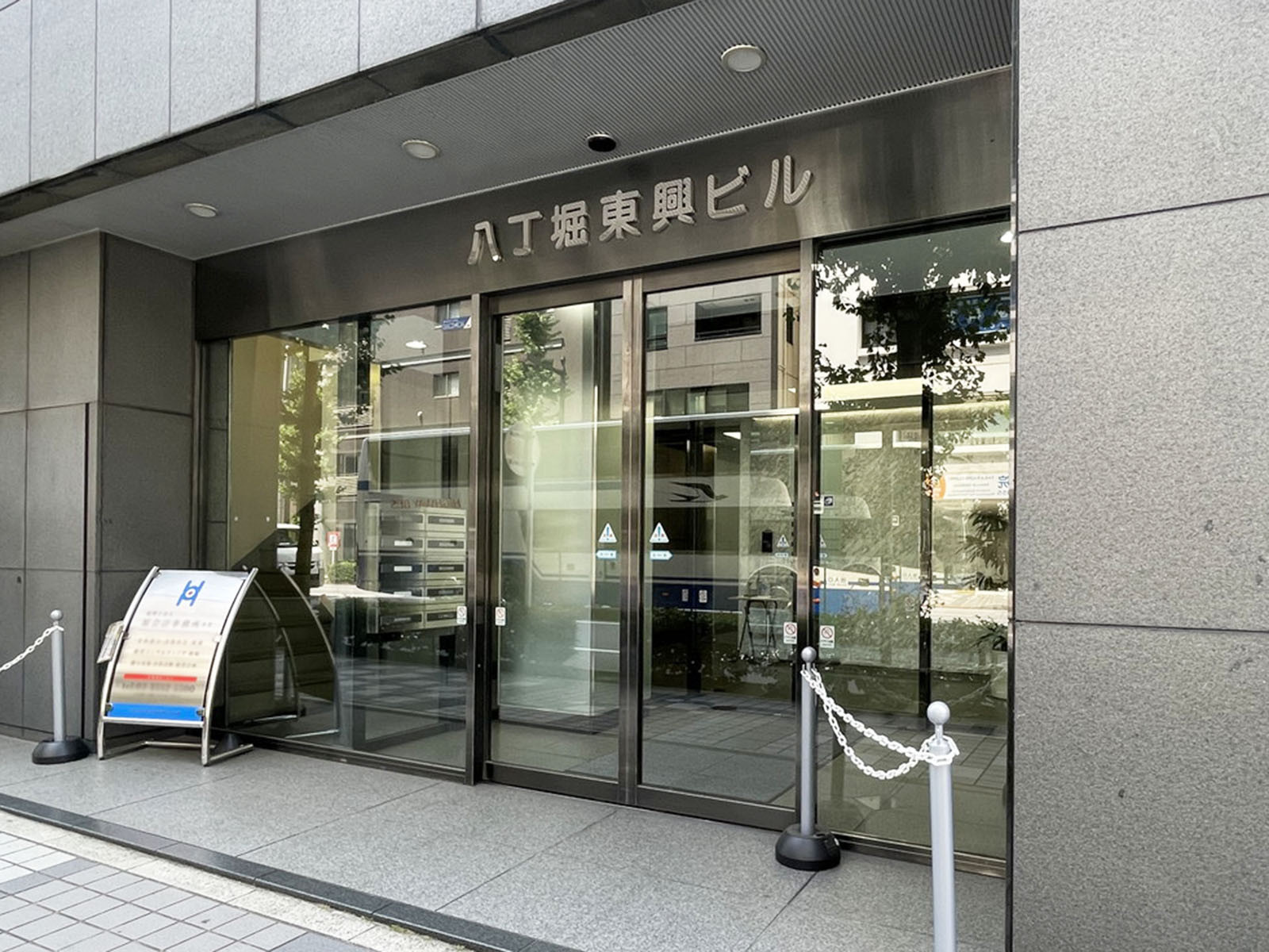 オフィスビル出入口