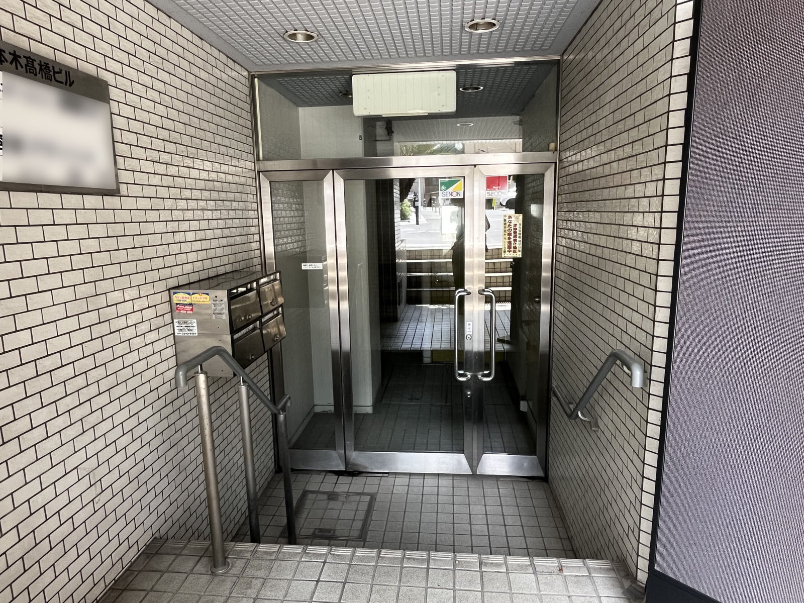 オフィスビル出入口