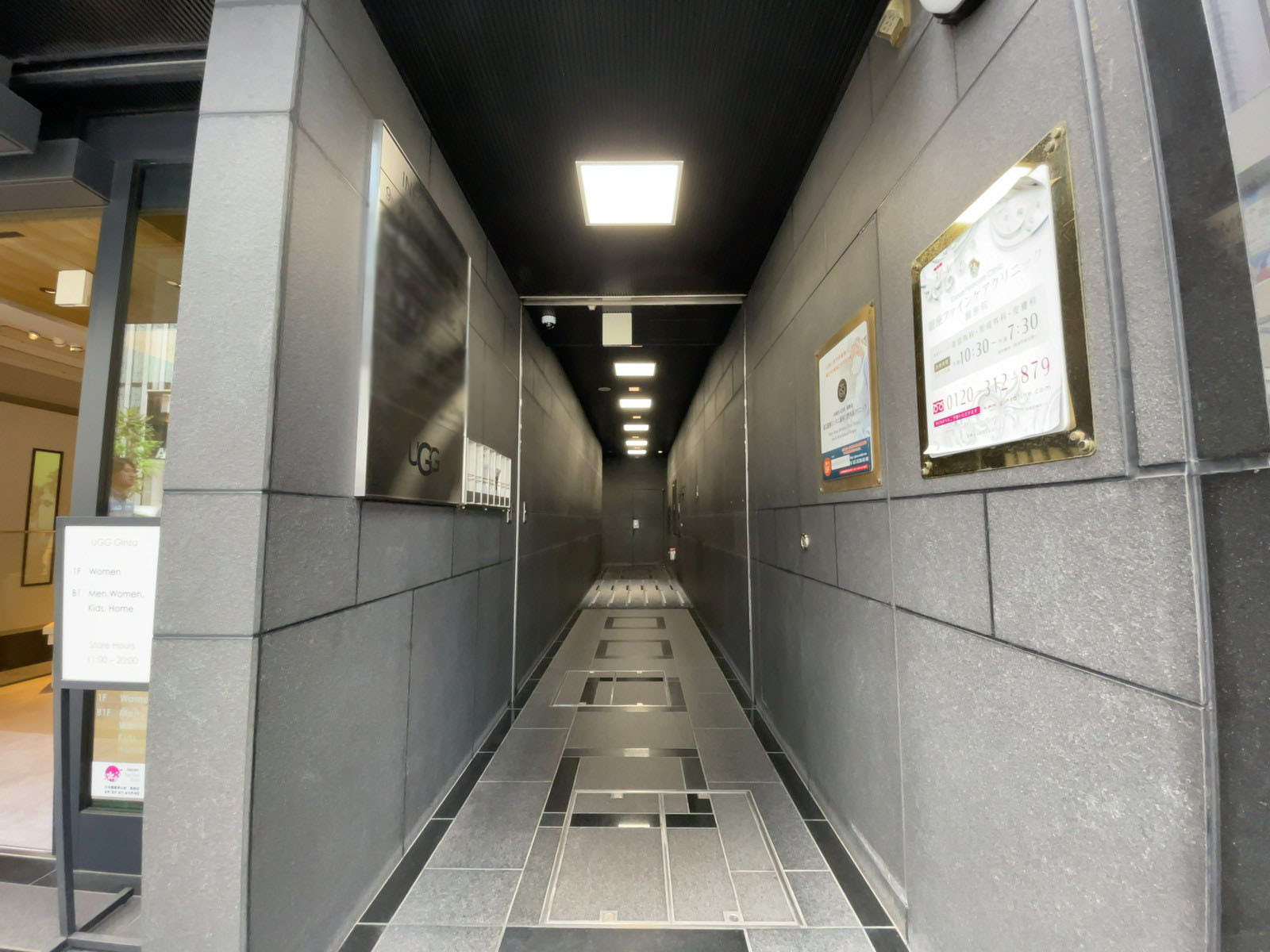 オフィスビル出入口