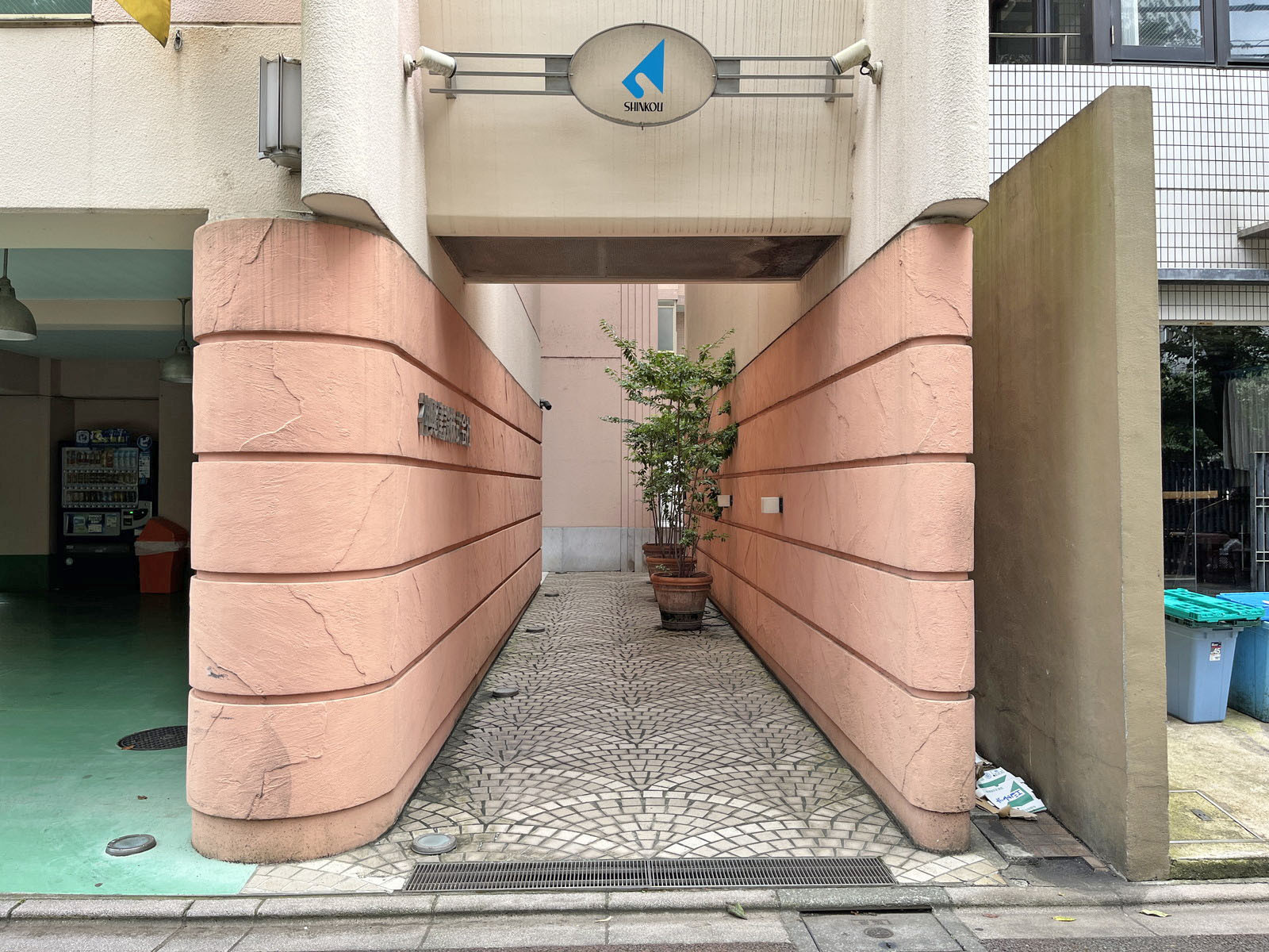 オフィスビル出入口