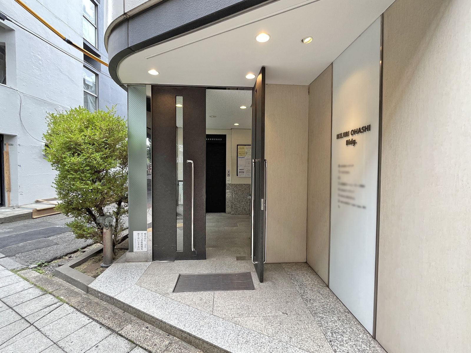 オフィスビル出入口