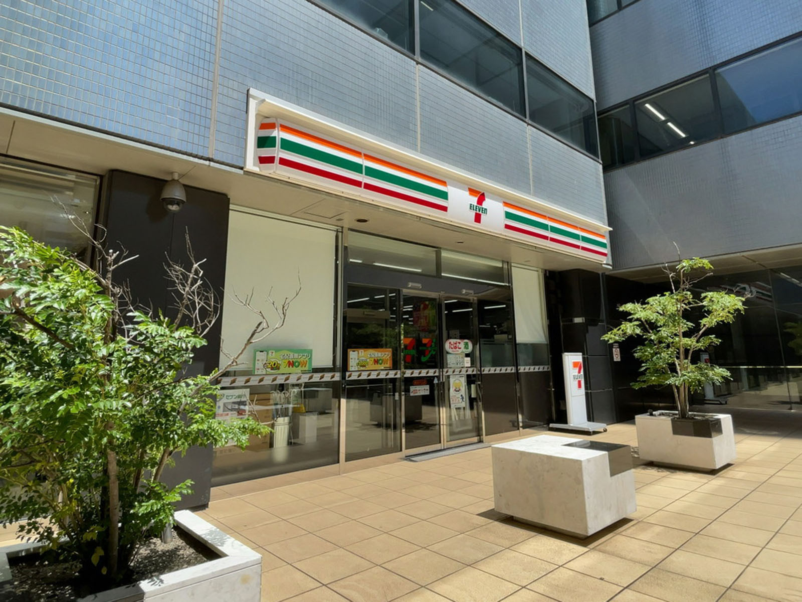 1階のセブン-イレブン 横浜STビル店