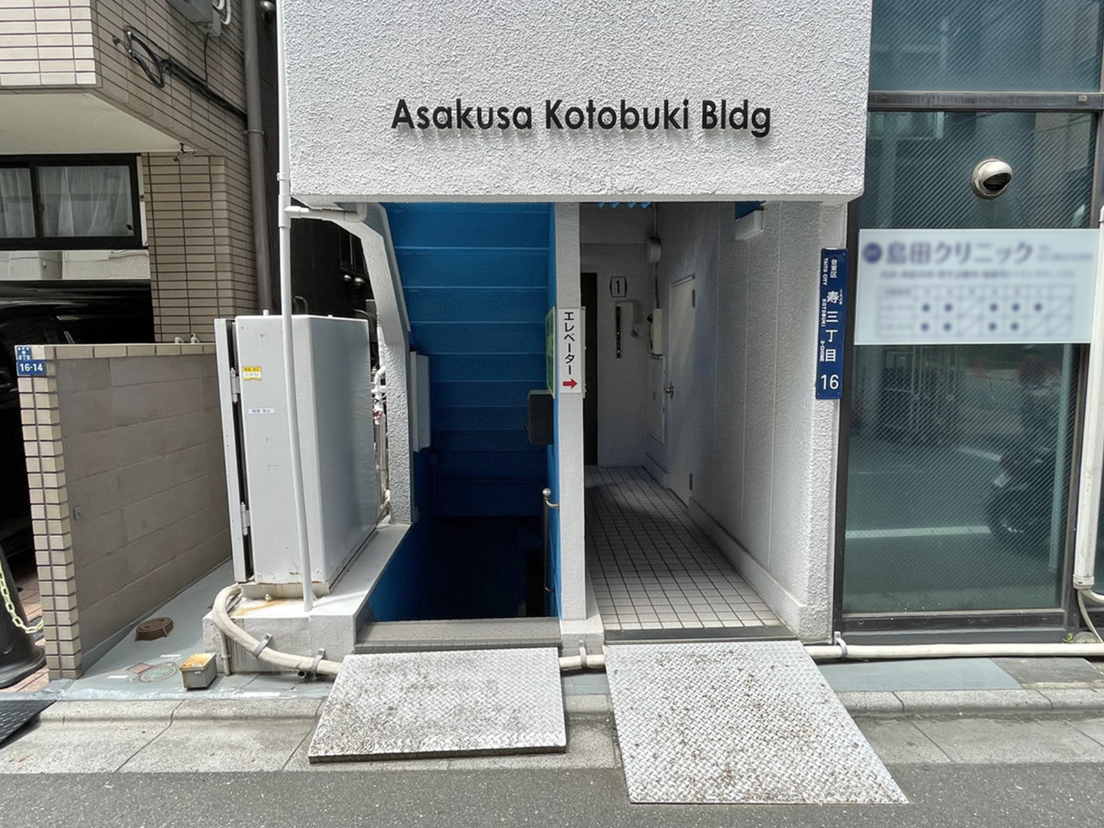 オフィスビル出入口