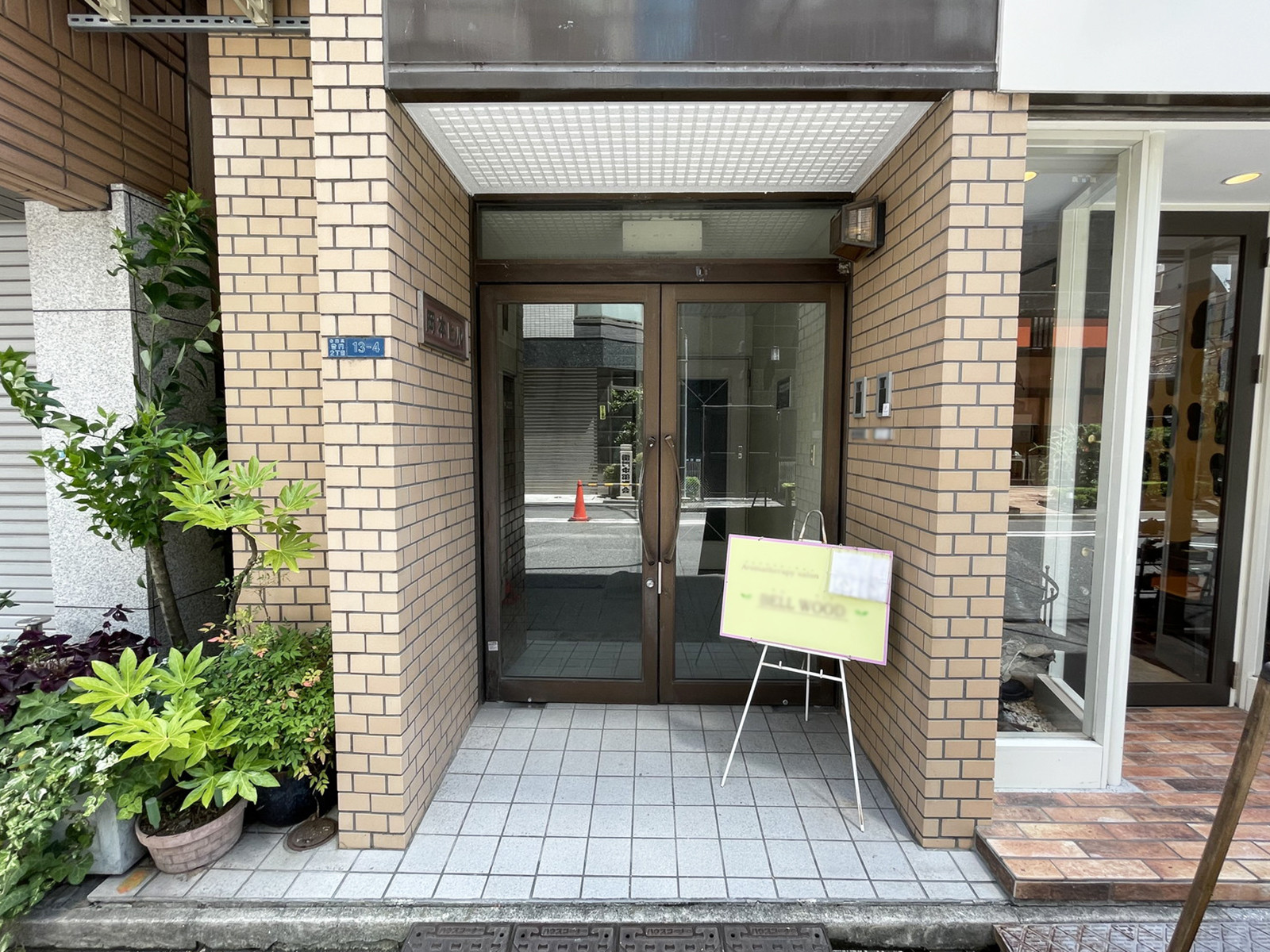 オフィスビル出入口