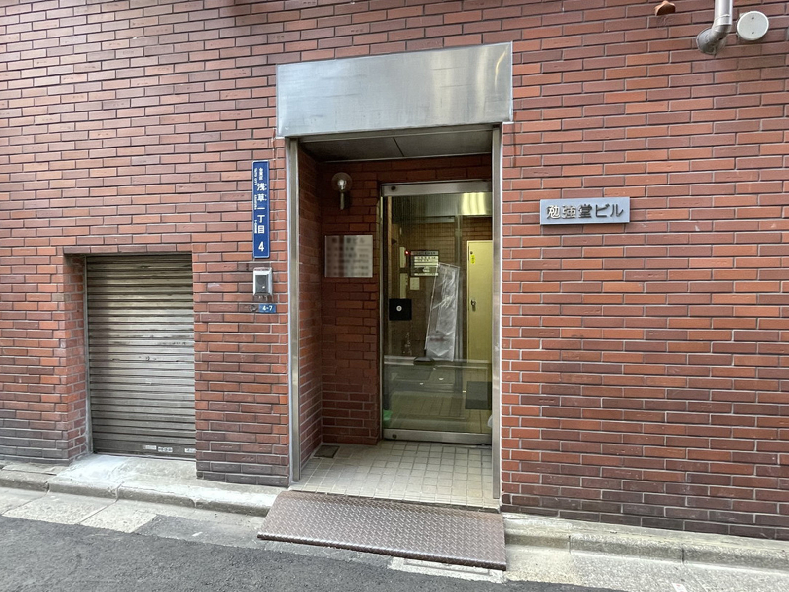 オフィスビル出入口