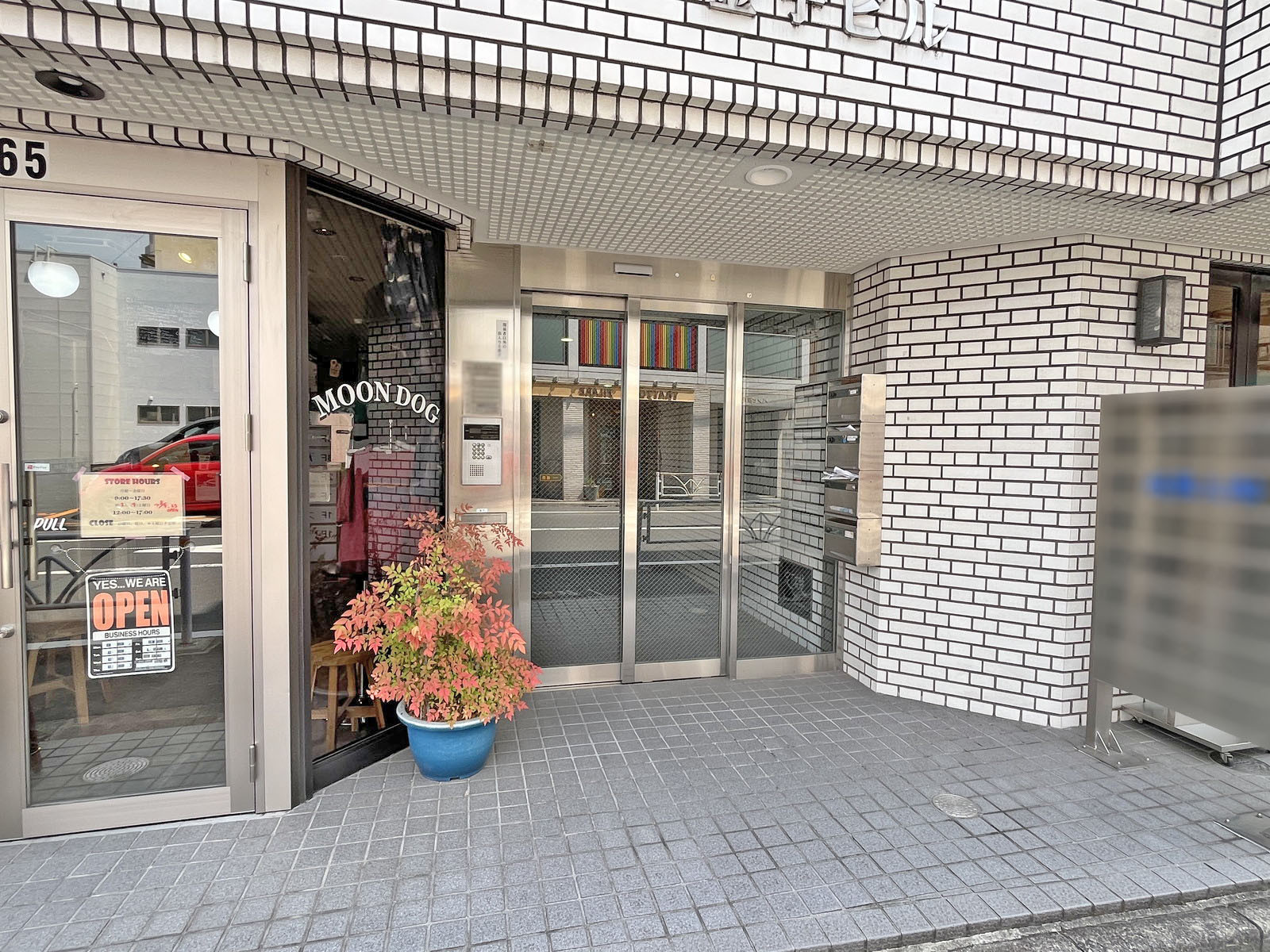 オフィスビル出入口